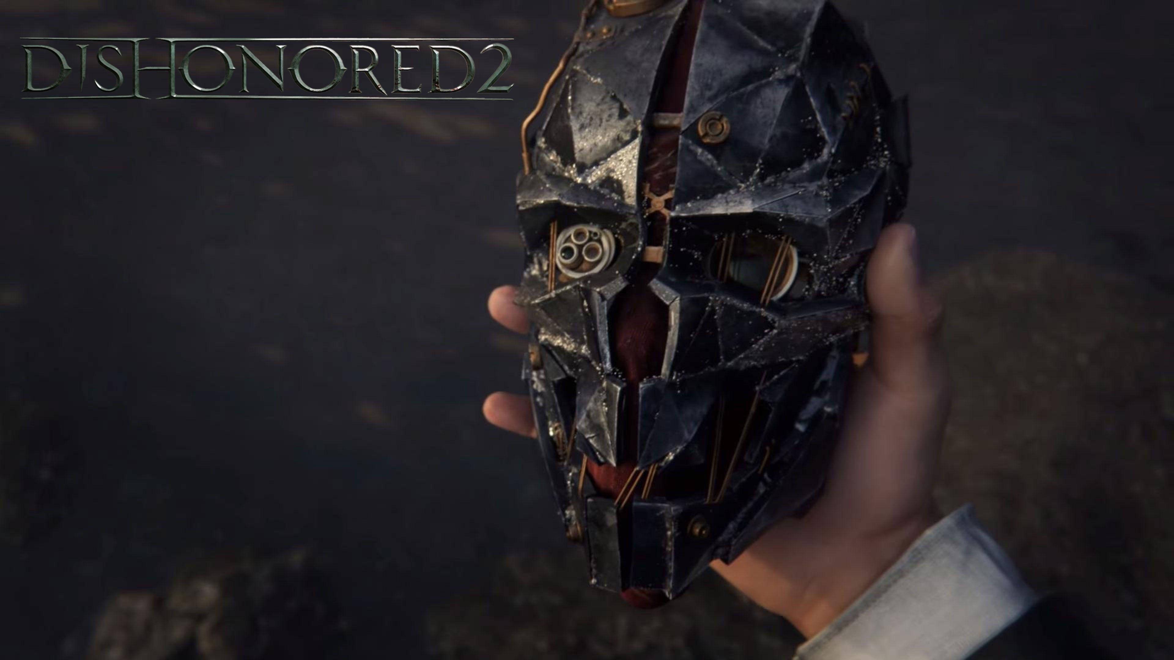 Dishonored 2 科沃面具 壁紙 — 一隻手拿著一個破碎的、華麗的黑色面具，帶有黃銅裝飾，背景是黑暗粗糙的。