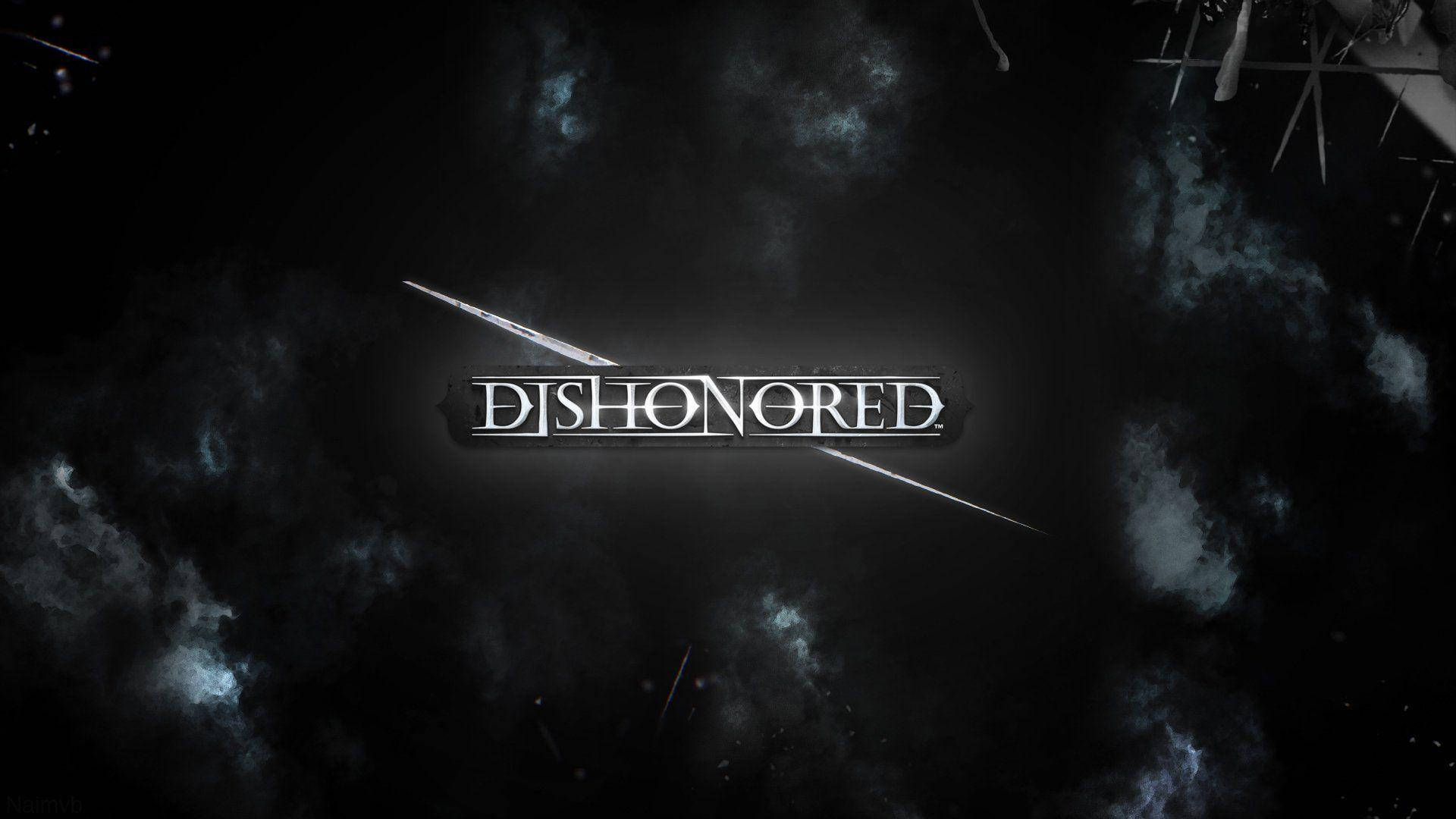 Dishonored 標題海報 壁紙 — 「DISHONORED」一詞以金屬字體在黑暗煙霧背景中發光，並有漂浮碎片和微弱的藍色高光。