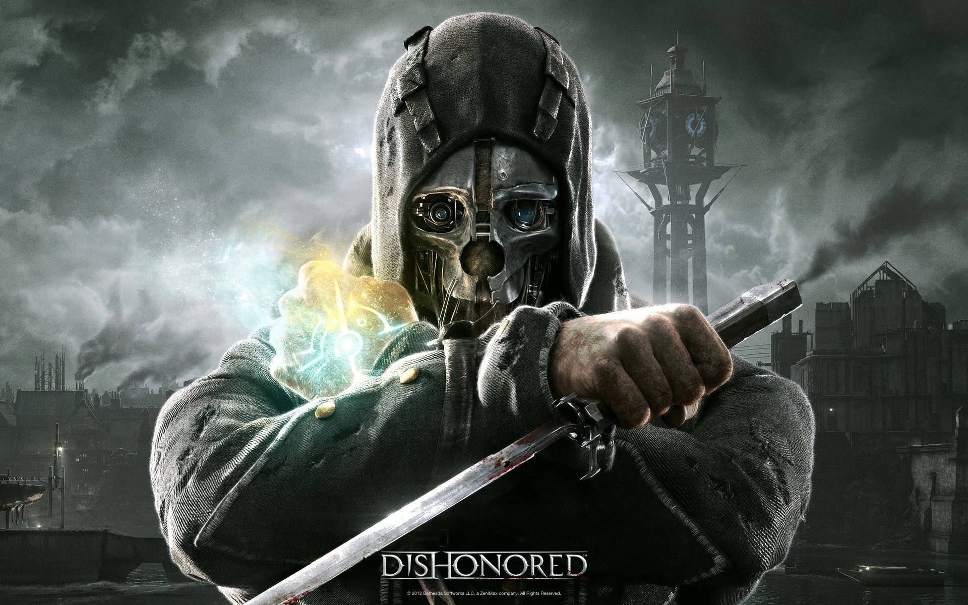 Dishonored 遊戲海報 壁紙 — 一個戴面具的刺客穿著連帽外套，在暴風雨的城市景觀中揮舞著刀刃和發光的拳頭，背景有一座鐘樓。