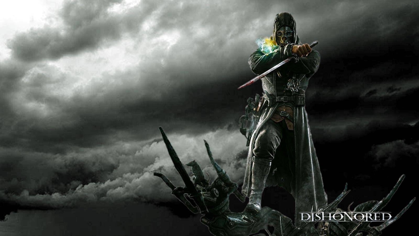 Dishonored 黑暗天際 壁紙 — 一名戴面具的刺客身穿長外套，站在一隻骷髏手上，骷髏手持一把發光的刀刃，背景是暴風雨的灰色天空。
