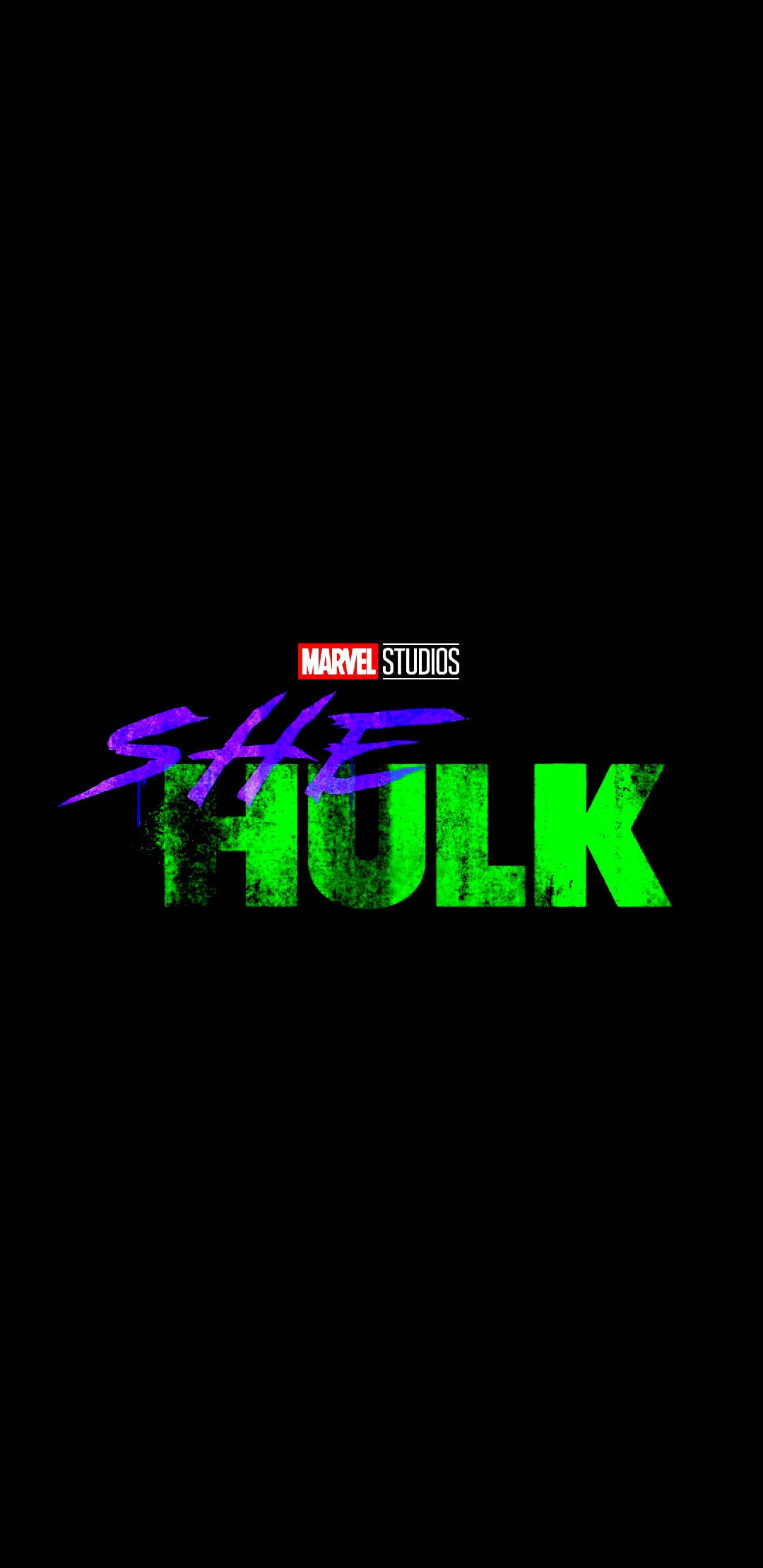 Disney Plus 女浩克 壁紙 — 大膽的綠色和紫色「She Hulk」標誌，帶有Marvel Studios品牌，置於純黑背景上。