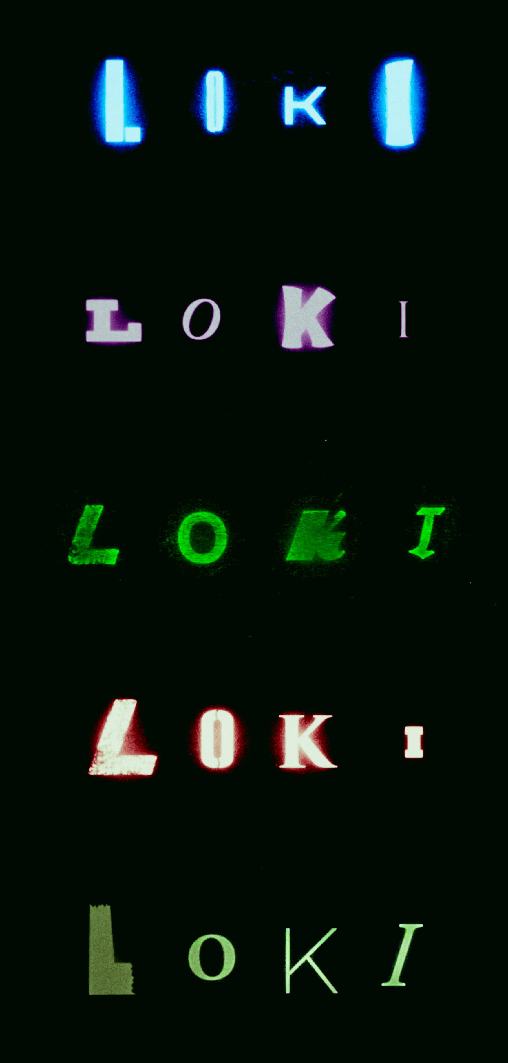 Disney Plus 洛基標誌 壁紙 — 「LOKI」呢個詞喺黑色背景上以五種唔同嘅霓虹色發光，每個迭代嘅風格都唔同。