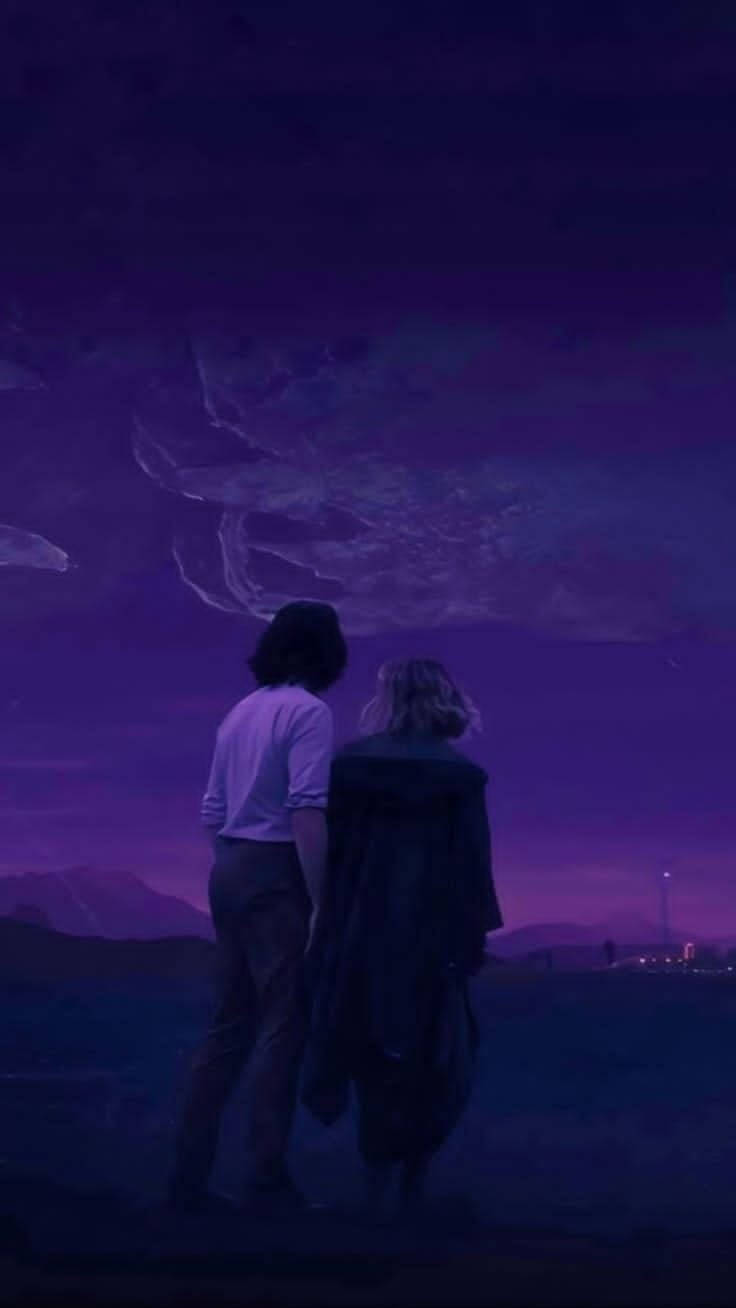 Disney Plus 紫色洛基 壁紙 — 兩個人物背對背站在廣闊的紫色暮色天空下，遠處有山脈和微弱的城市燈光。
