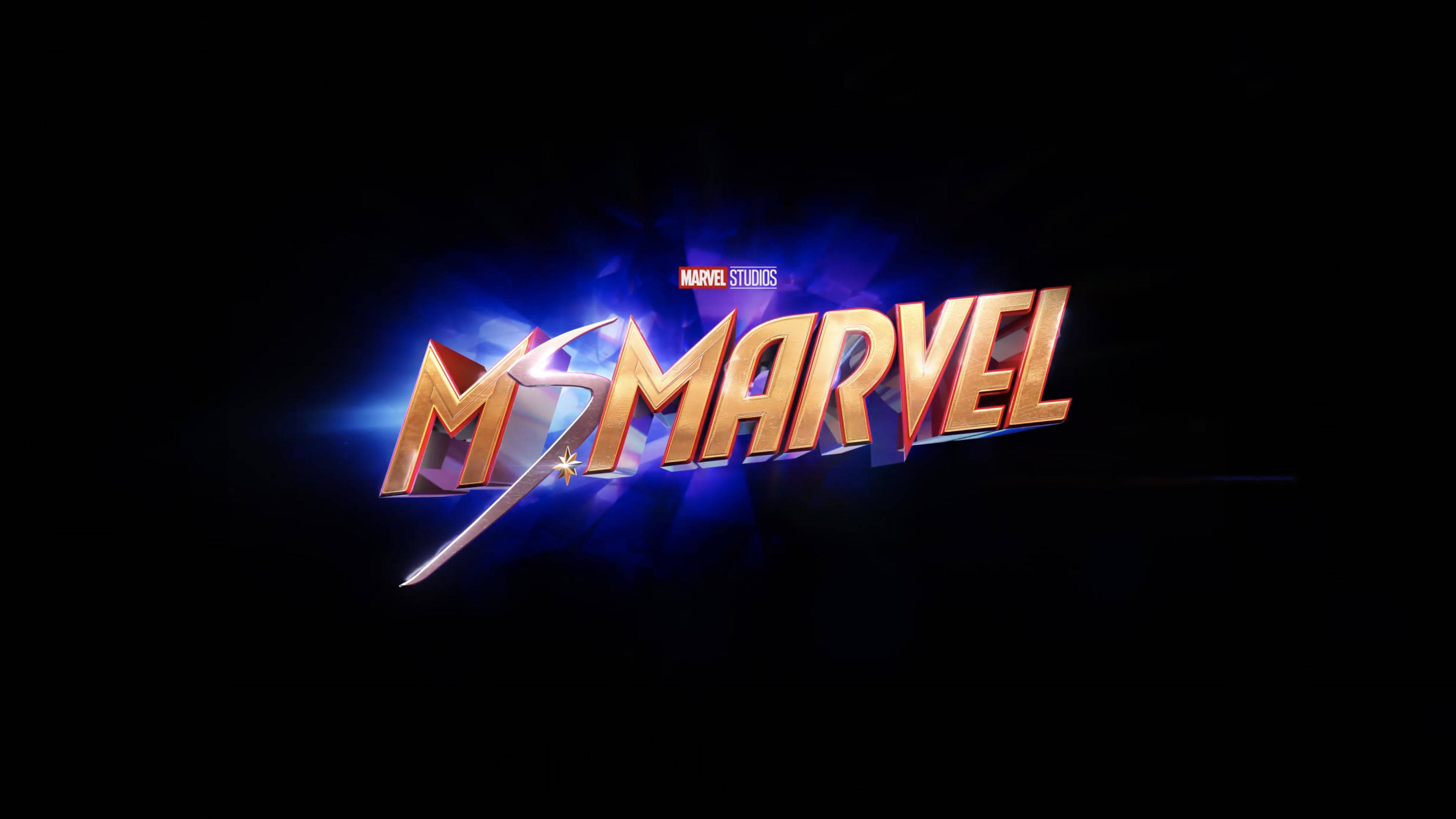 Disney Plus 美國隊長：驚奇少女 壁紙 — Ms Marvel 標誌在深色背景上閃耀著金屬金色和電光藍色，並帶有放射狀光效。