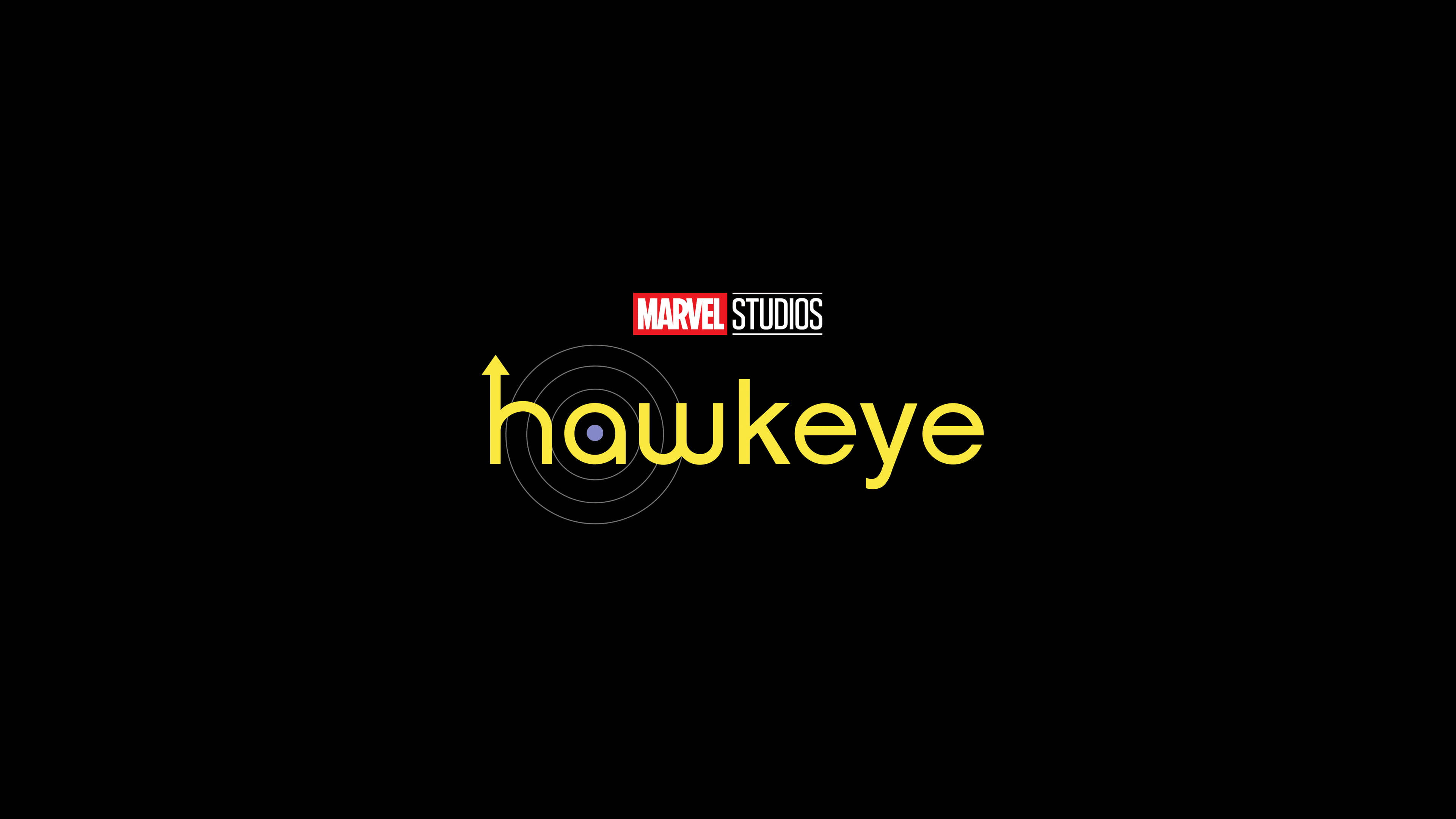 Disney Plus 羽箭手標題 壁紙 — 大膽的黃色鷹眼標誌，帶有目標符號，在Marvel Studios品牌下的漆黑背景上。