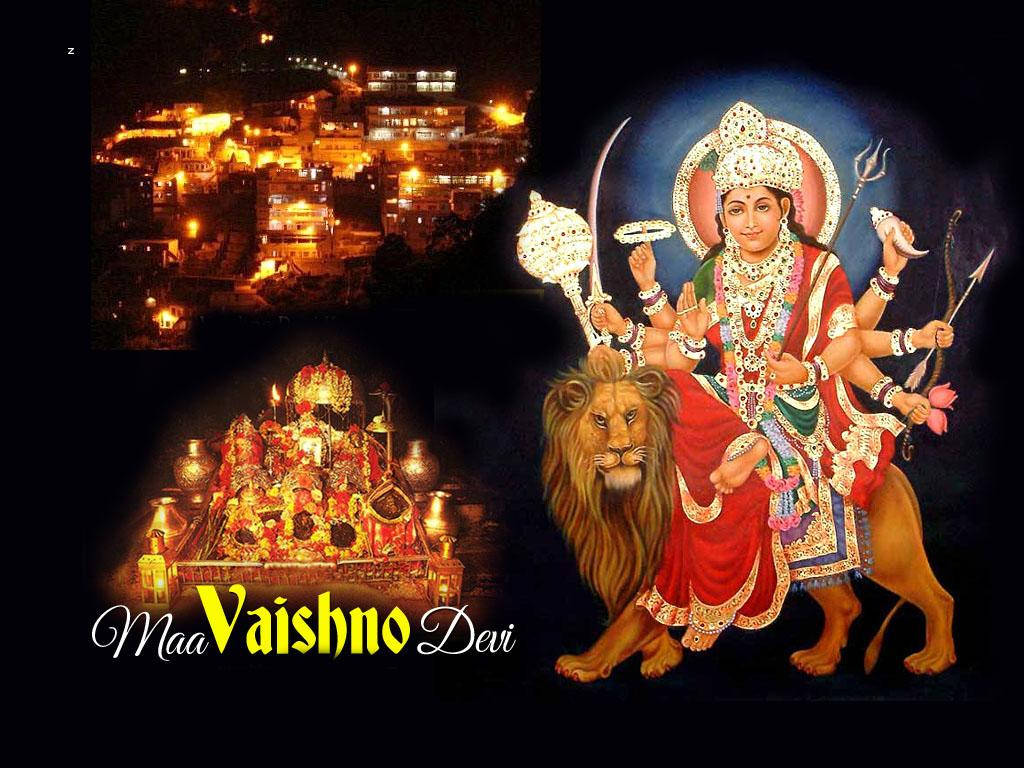 Maa Vaishno Devi 神祇騎獅帶武器，旁邊是夜晚燈火通明的神殿和山丘小鎮。