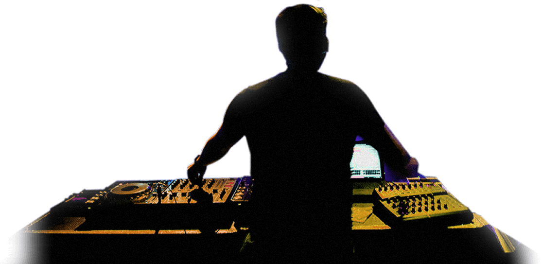 DJ工作剪影 壁紙 — 黑暗俱樂部中，霓虹燈下，DJ 在發光的唱盤和混音器後的剪影。
