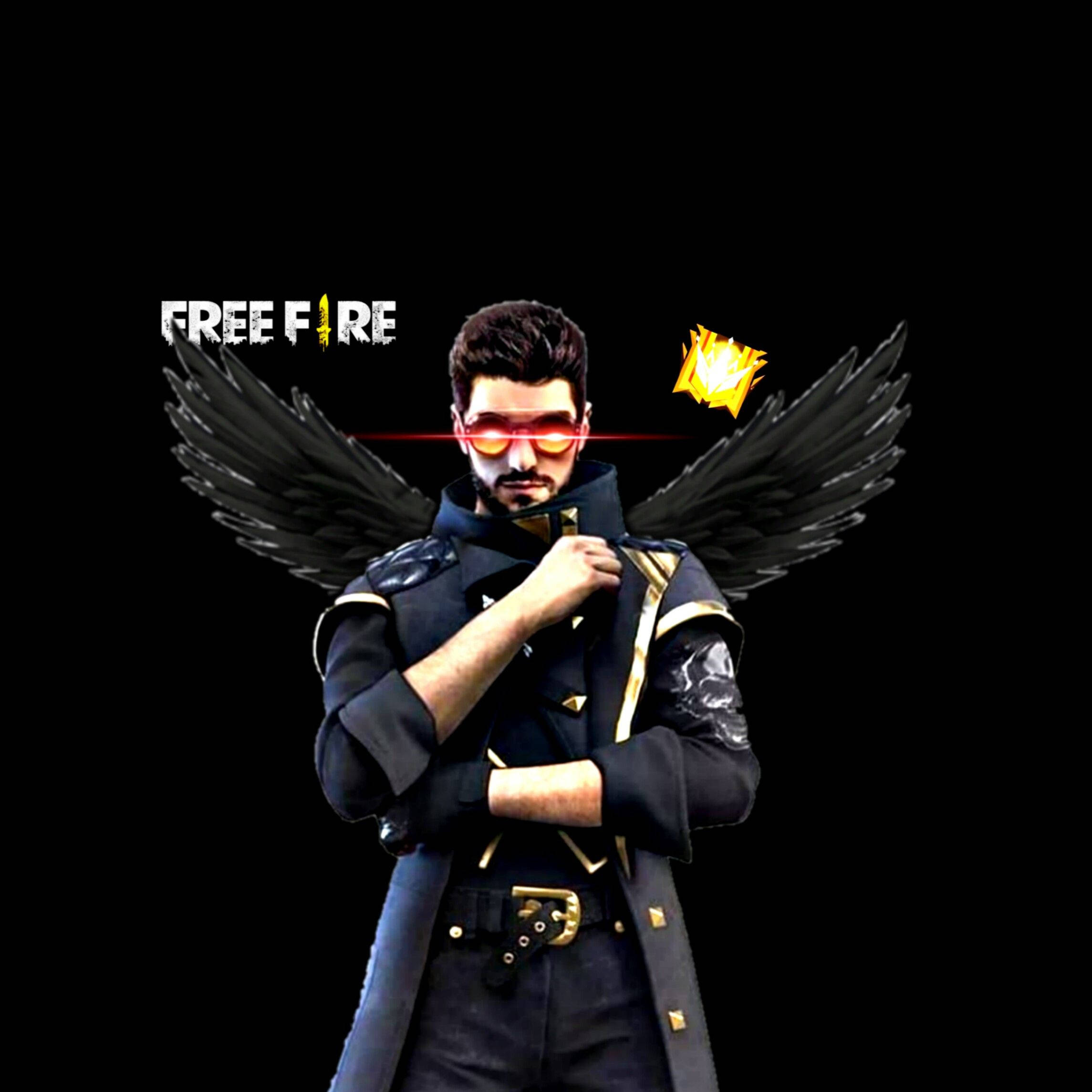 DJ Alok Free Fire黑翼造型 壁紙 — 一個黑色翅膀的遊戲角色，身穿帶有金色裝飾的黑色外套和紅色發光眼鏡，在黑色背景上擺姿勢，帶有「FREE FIRE」文字。