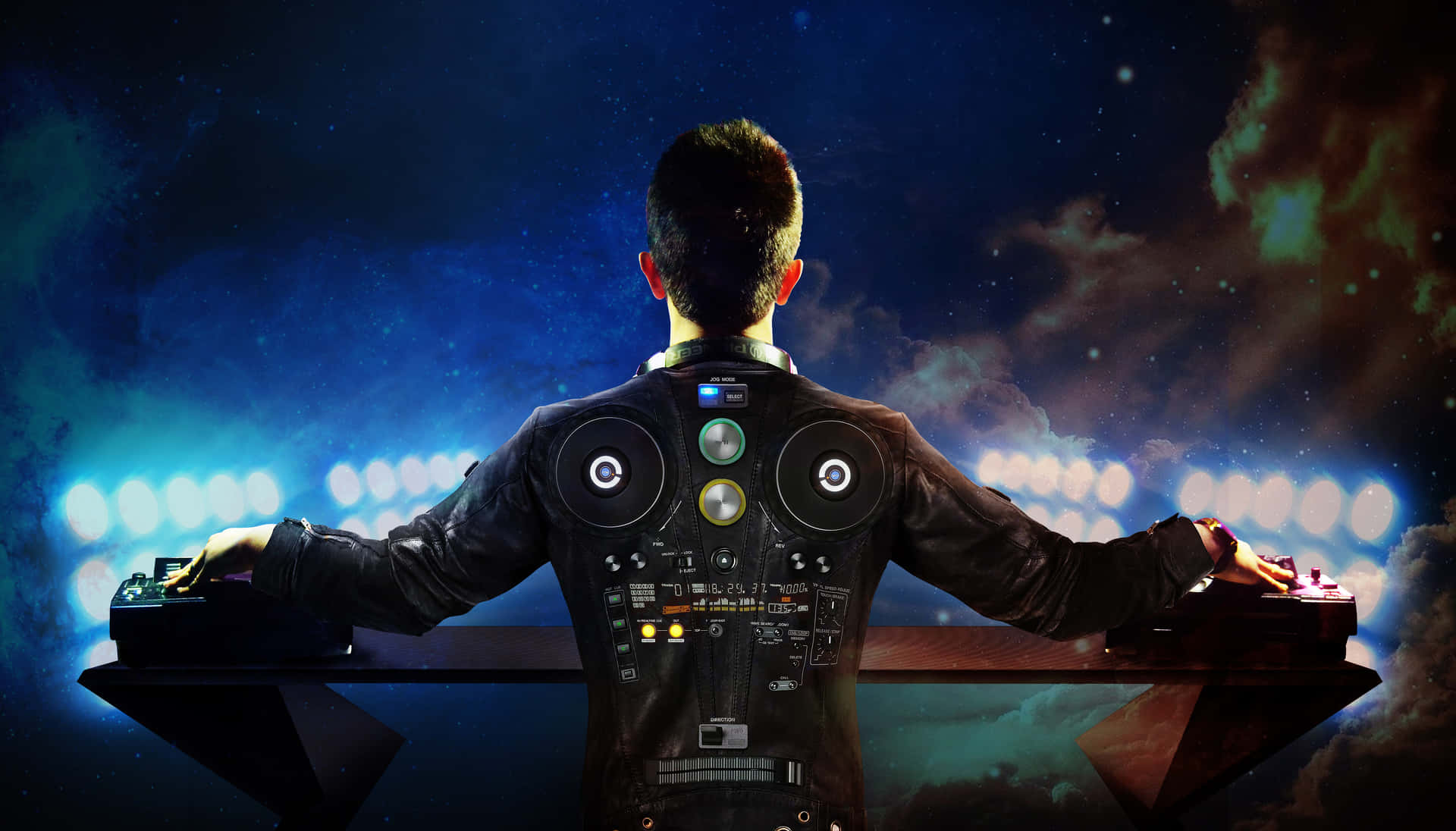 穿著太空主題外套的DJ在星空和體育場燈光下操作唱盤。