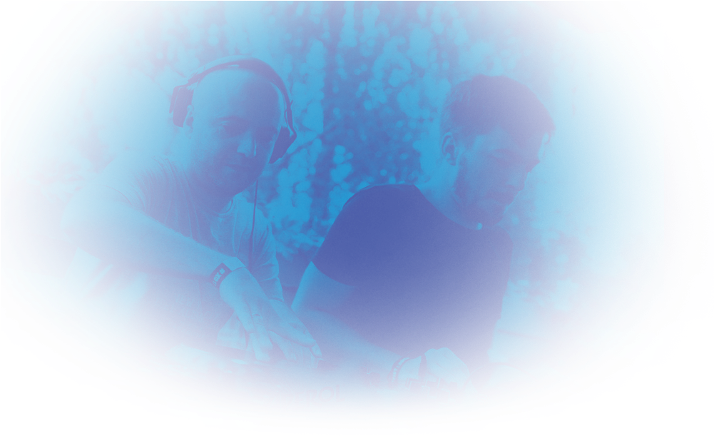 水下DJ演出 壁紙 — 兩位DJ在充滿活力的藍色濾鏡下激烈地混合音樂，邊緣帶有故障數位失真效果。
