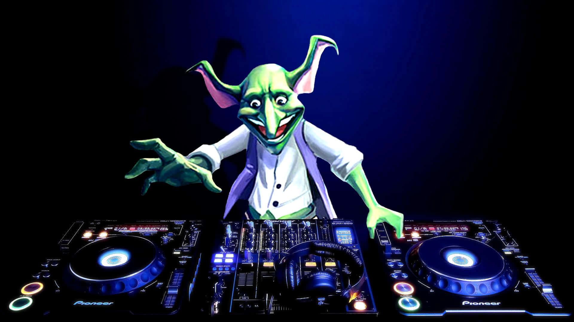 DJ Fungus Maximus音樂設置圖 壁紙 — 一隻綠色哥布林DJ，尖耳朵，穿著紫色背心，在藍色舞台燈光下，在發光的Pioneer DJ混音台上充滿活力地混音。
