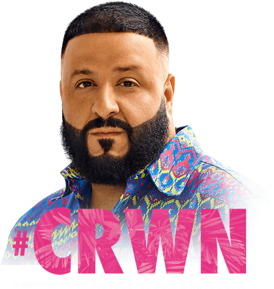 DJ Khaled CRWN活動宣傳 壁紙 — DJ Khaled 身穿鮮豔圖案襯衫，黑色背景上帶有粗體粉紅色文字疊加。
