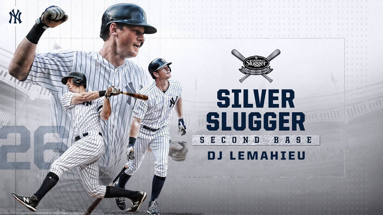 銀棒獎DJ勒馬修 壁紙 — 充滿活力的棒球運動員DJ LeMahieu身穿細條紋制服，舉起拳頭慶祝，隊友在他身後擺出動作姿勢。