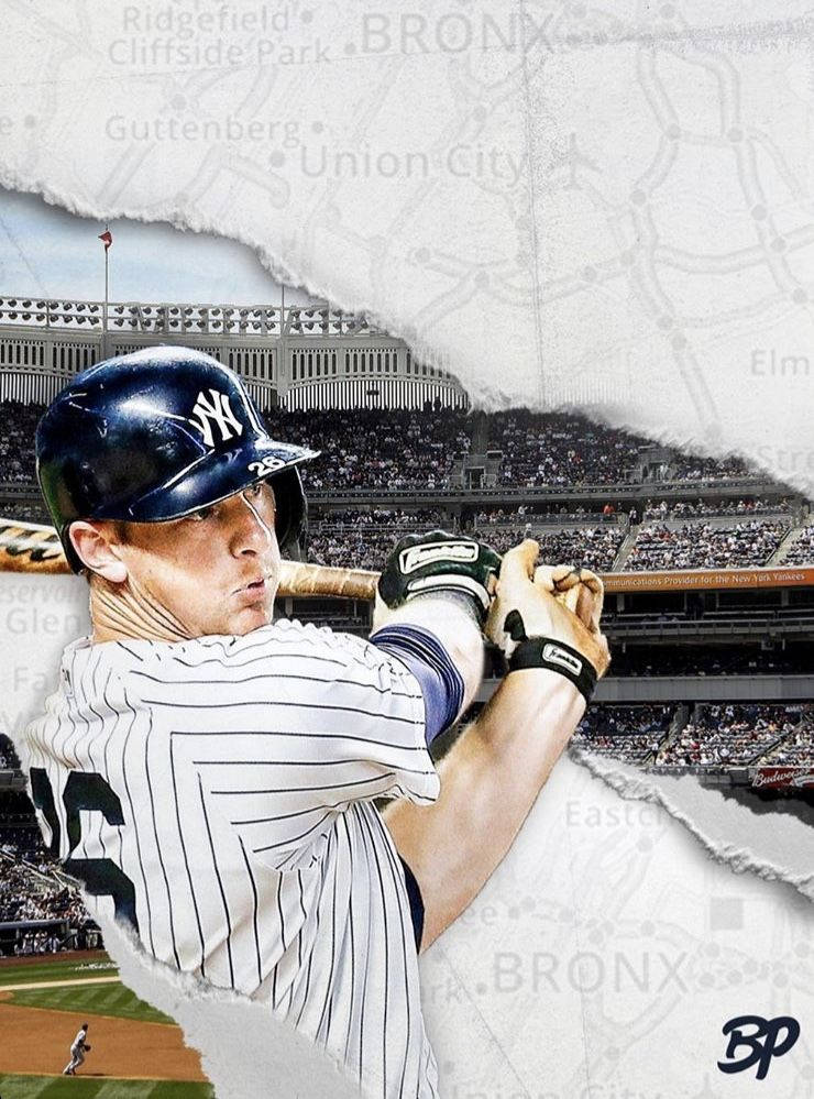 DJ LeMahieu 紐約市地圖 壁紙 — 一名紐約洋基隊棒球運動員穿著細條紋制服在洋基體育場揮棒，並有撕裂的地圖疊加層揭示布朗克斯區。