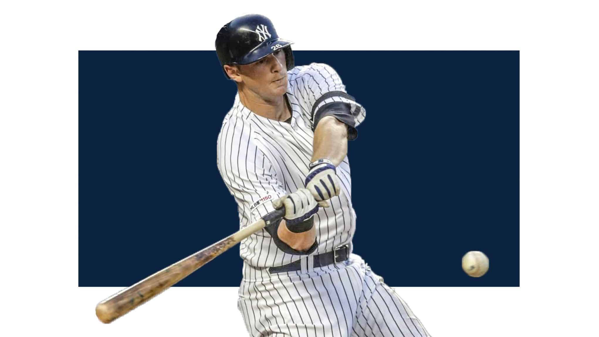 DJ LeMahieu 藍白背景 壁紙 — 一名身穿細條紋球衣的棒球運動員在深藍色背景下揮棒擊球。