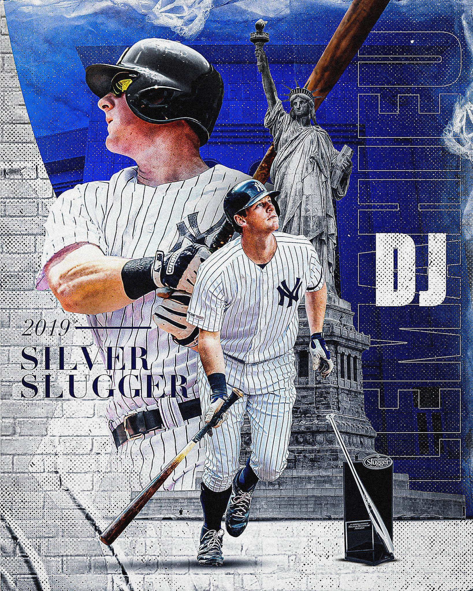 DJ LeMahieu 藍銀藝術 壁紙 — 兩名身穿細條紋球衣的棒球運動員，在 gritty 的城市背景下，手持球棒向前邁進，背景有自由女神像和「2019 SILVER SLUGGER」字樣。