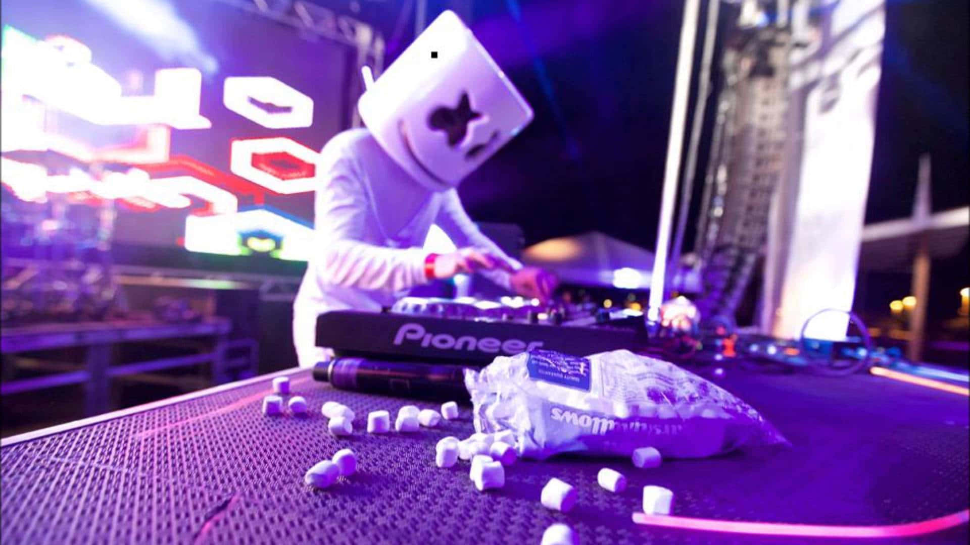 DJ Marshmello 在音樂會上表演，桌上放著棉花糖。