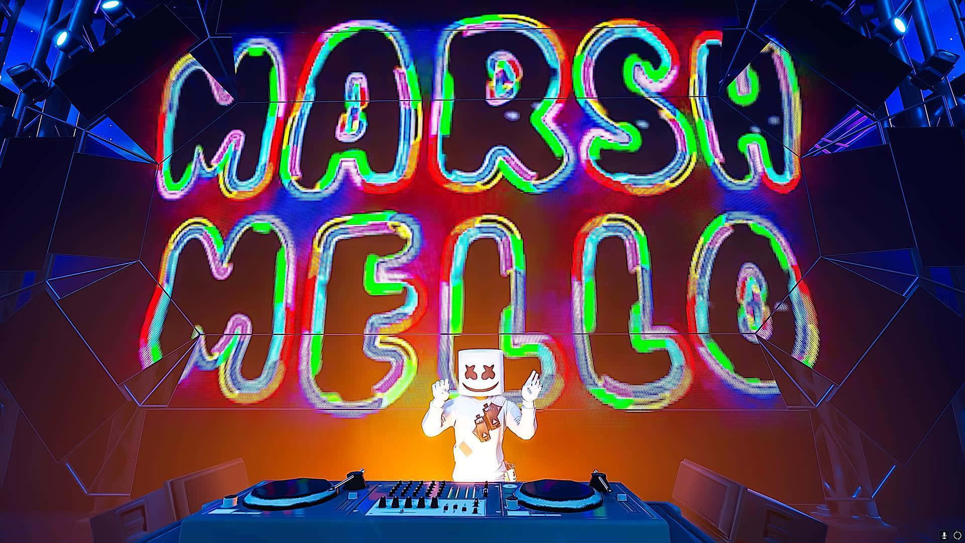 DJ Marshmello 戴著白色頭盔在霓虹燈照亮的音樂會舞台上表演。