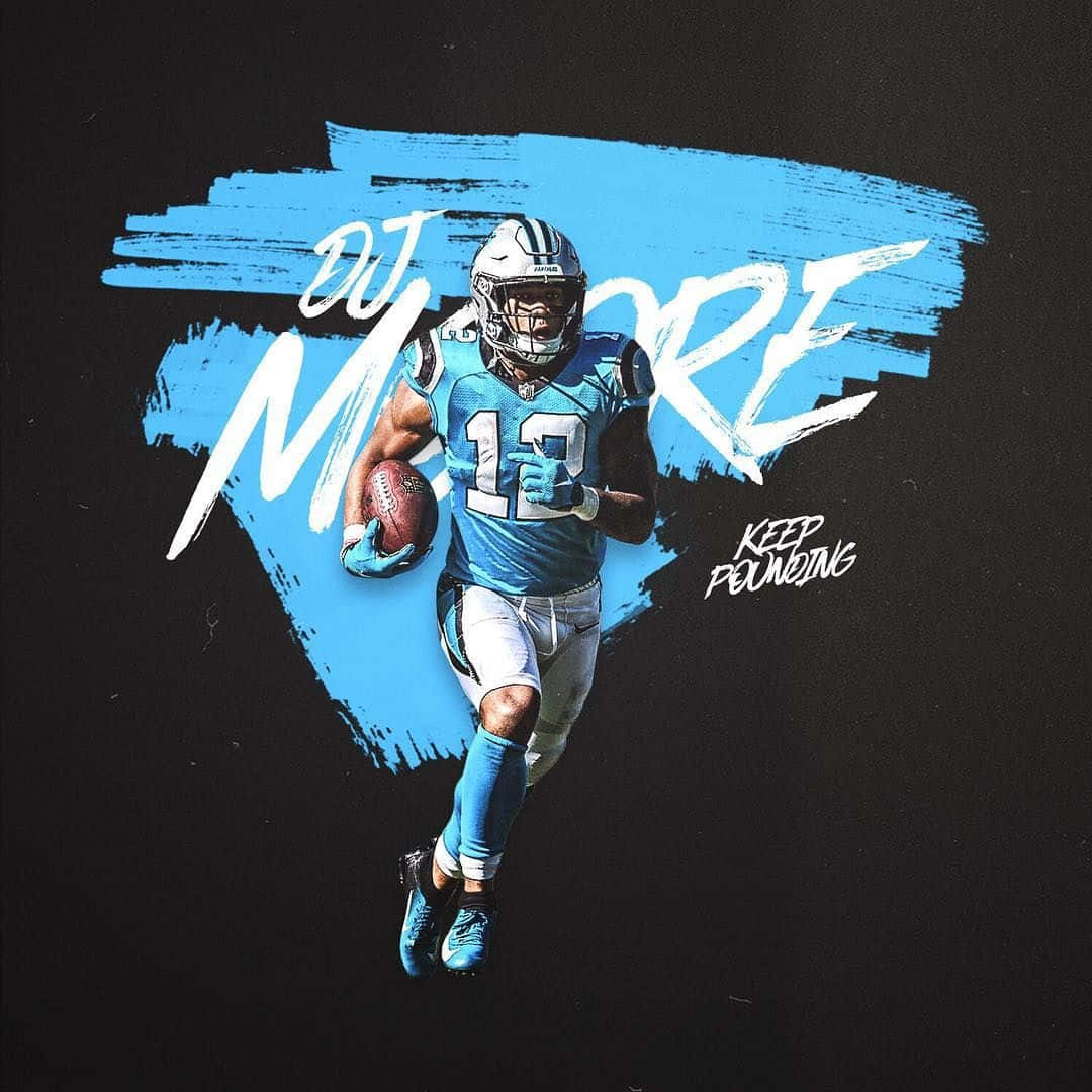DJ Moore藍黑背景圖形藝術 壁紙 — 一幅動態數碼藝術插圖，描繪美式足球員DJ Moore在動態中持球，背景為大膽的藍色筆觸。