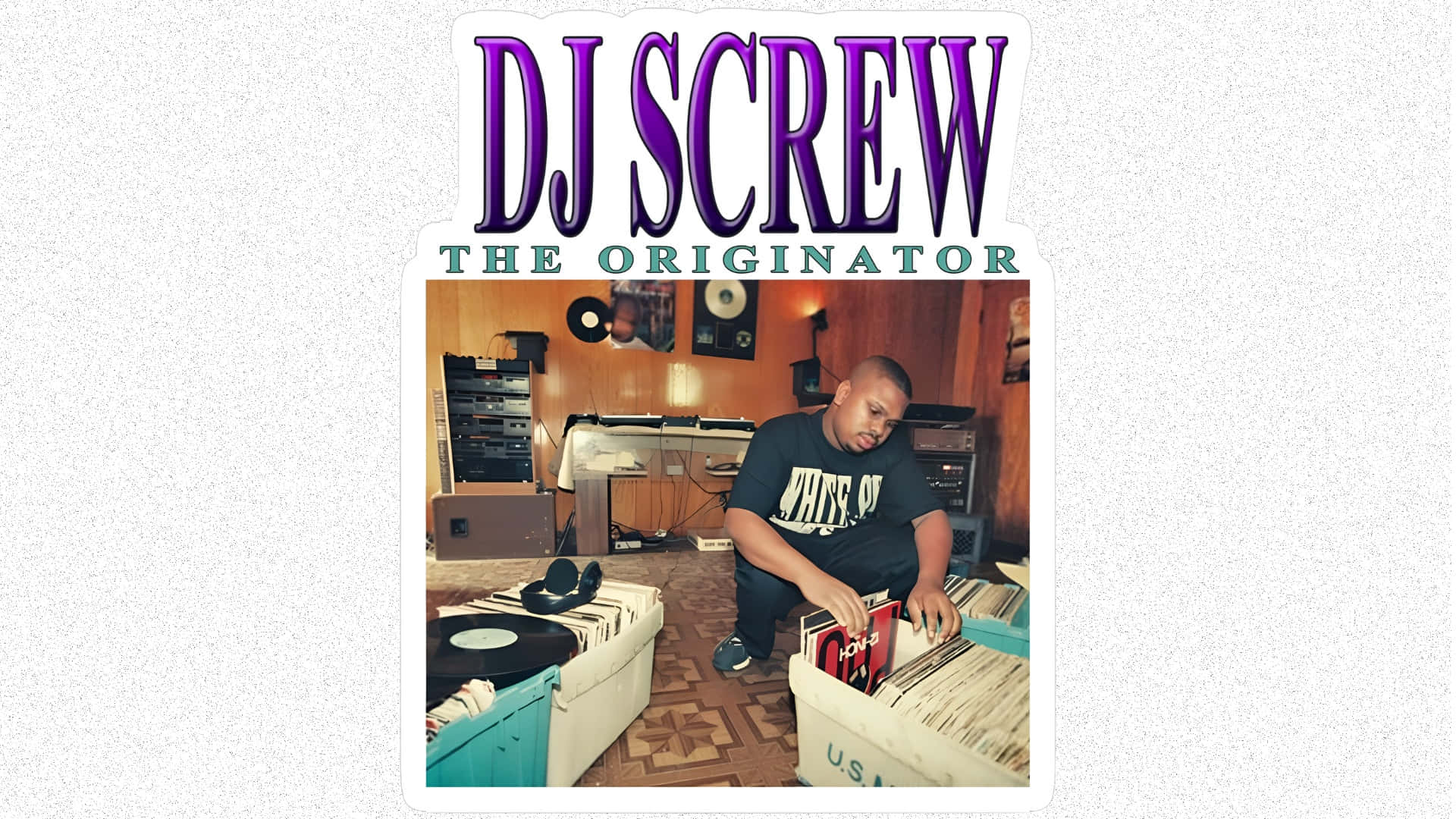  壁紙 — DJ Screw 坐在他雜亂的工作室中，周圍堆滿了黑膠唱片和音響設備。