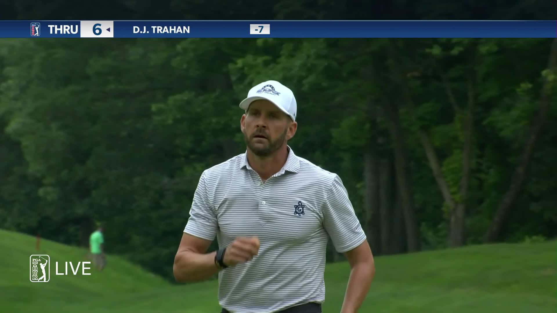 職業高爾夫球手 D.J. Trahan 在現場直播期間在高爾夫球場上行走。