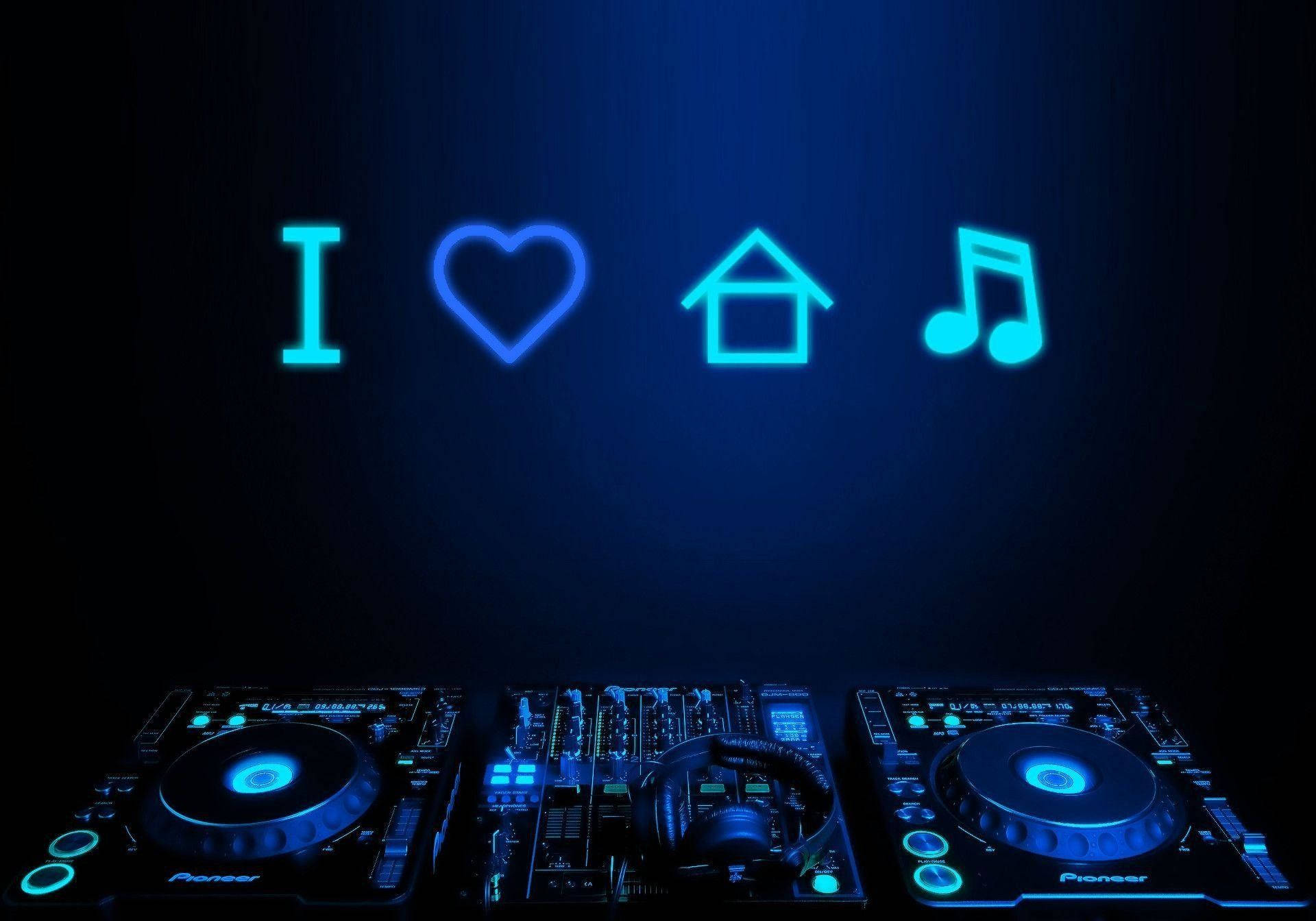 DJ 設置，轉盤上方有發光藍色圖標寫著 I heart house music。