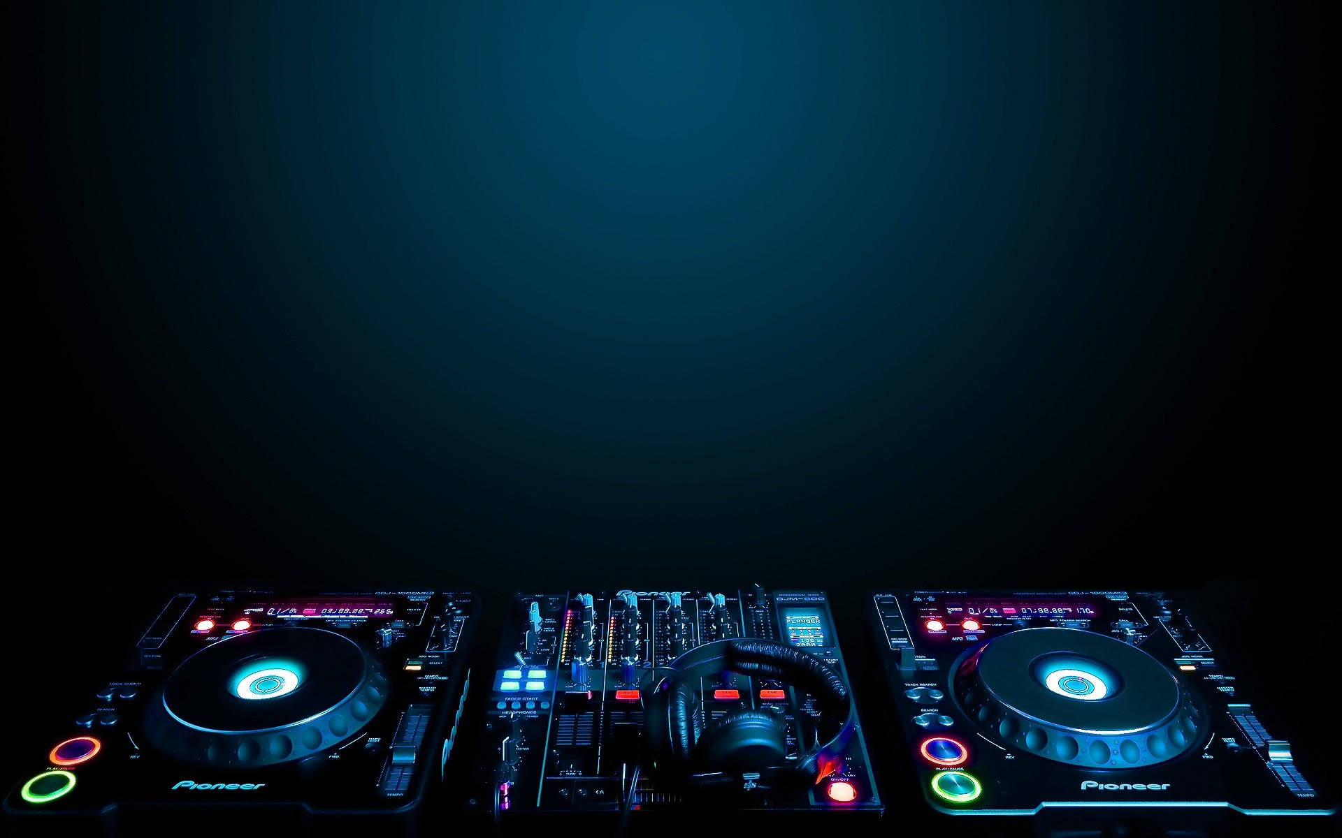 DJ 的酷炫音樂混音台 壁紙 — 專業DJ設備，配備發光的Pioneer唱盤和混音器，在深藍色環境燈光下。