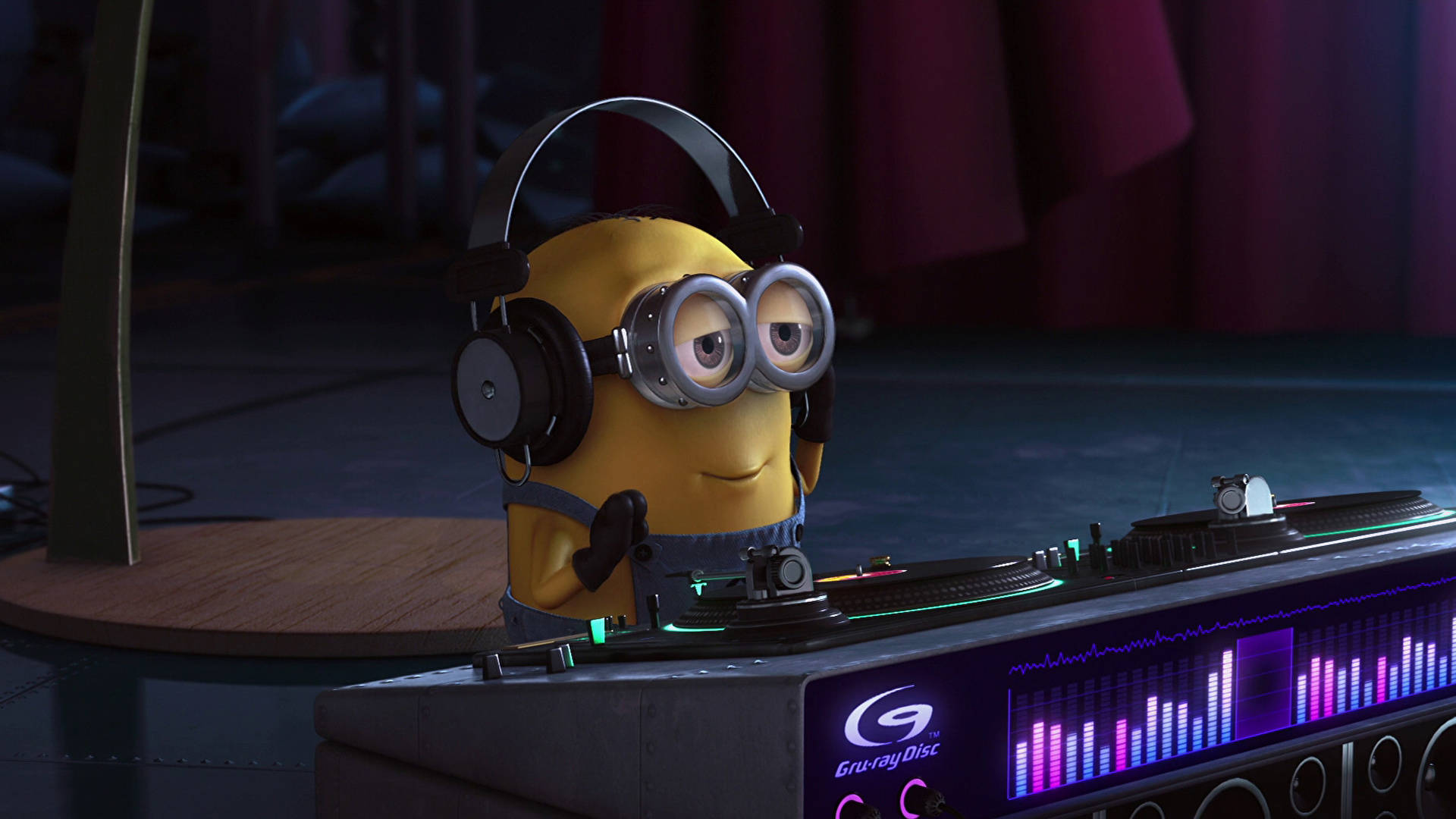 黃色Minion在黑暗的俱樂部環境中戴著耳機和發光設備打碟。