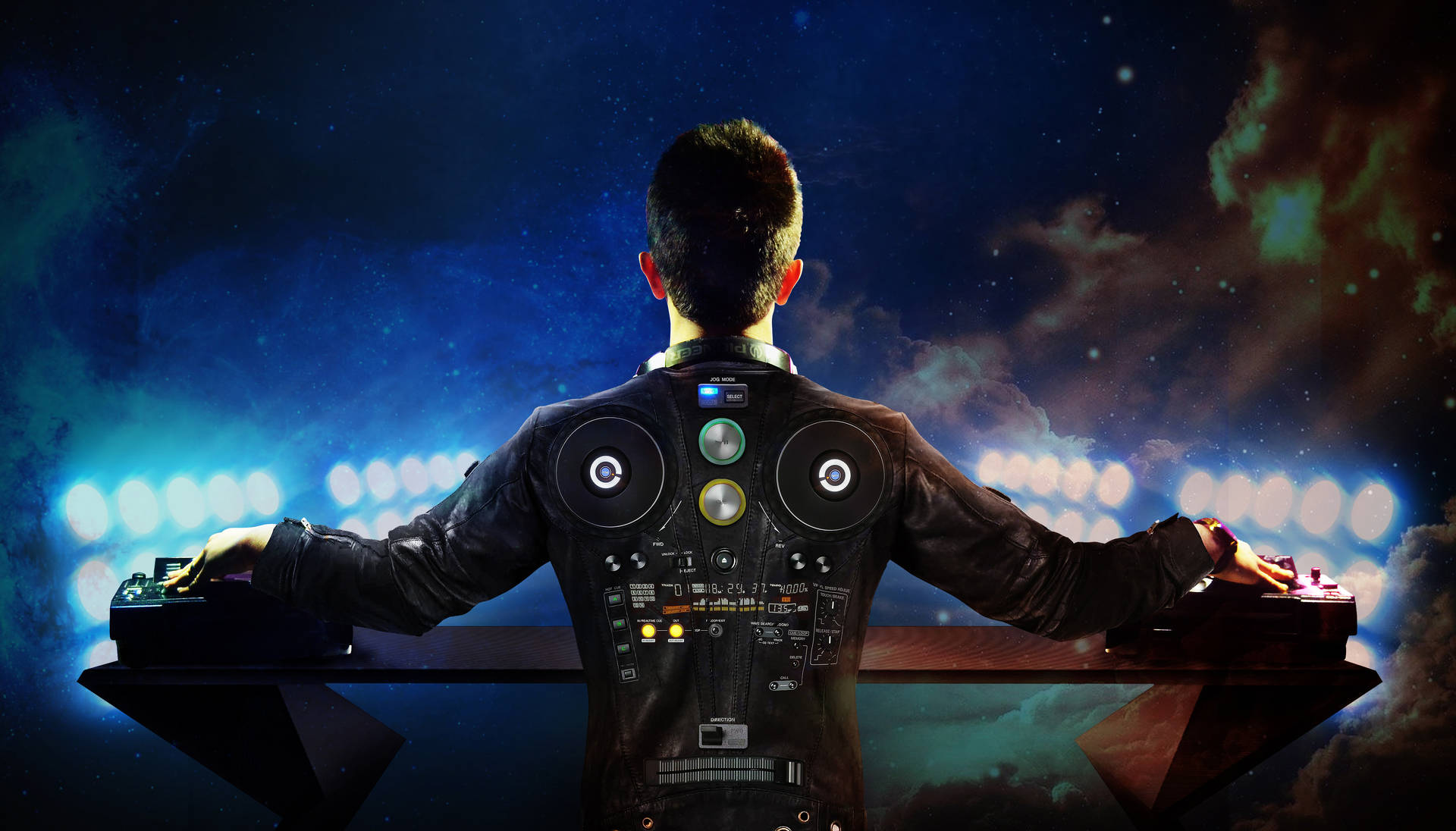 穿著電路板外套的DJ在宇宙夜空下表演，伴隨著發光的燈光。