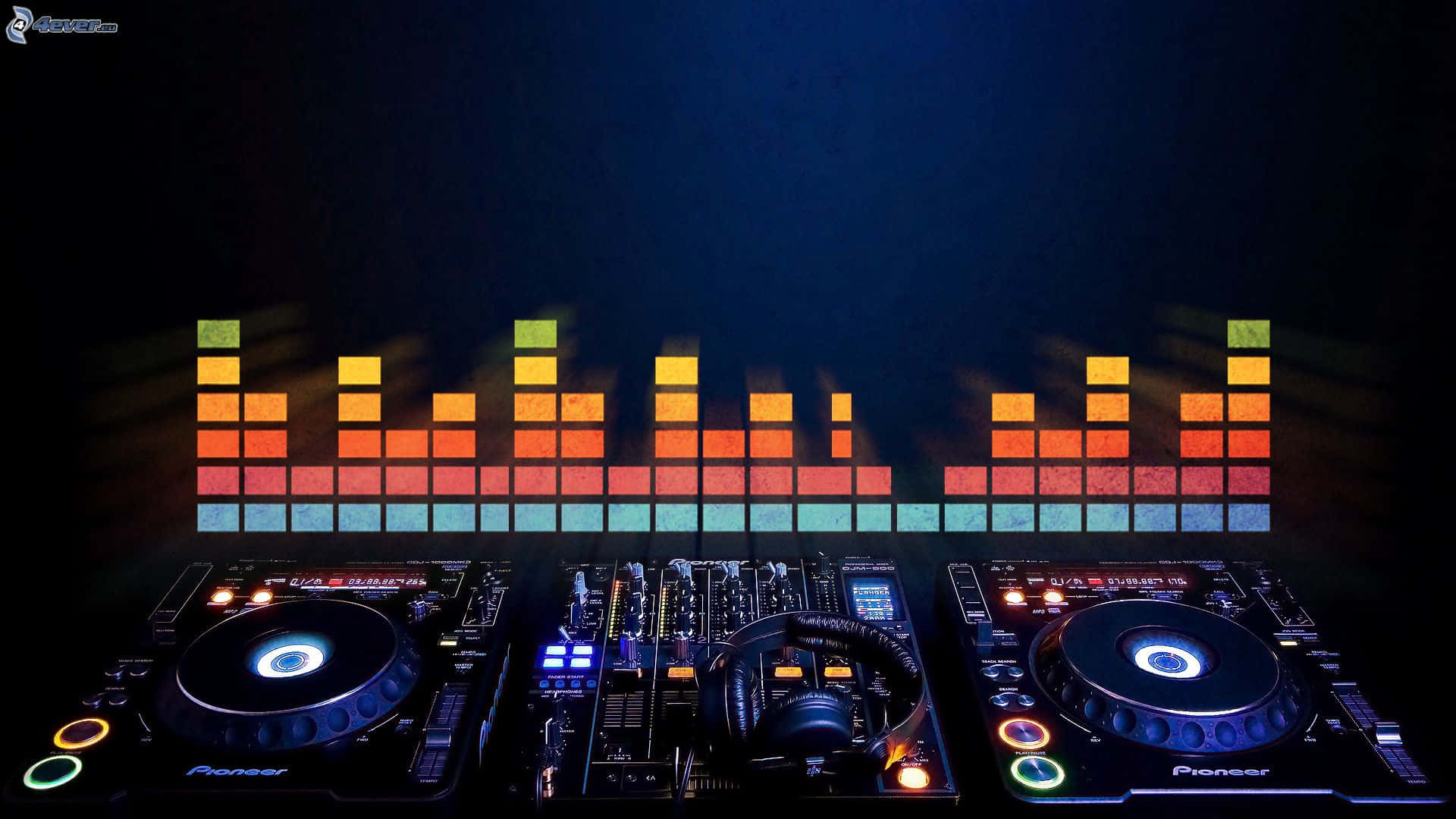 DJ音樂均衡器設置圖片 壁紙 — 一個DJ設置，配有發光的Pioneer唱盤和一個在黑暗背景上充滿活力的彩虹均衡器條。