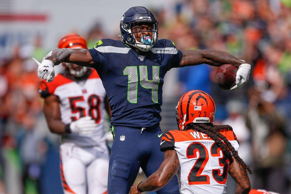 DK麥特卡夫 防守姿勢 壁紙 — 西雅圖海鷹隊14號球員在陽光明媚的NFL比賽中，張開雙臂抱住橄欖球慶祝達陣。