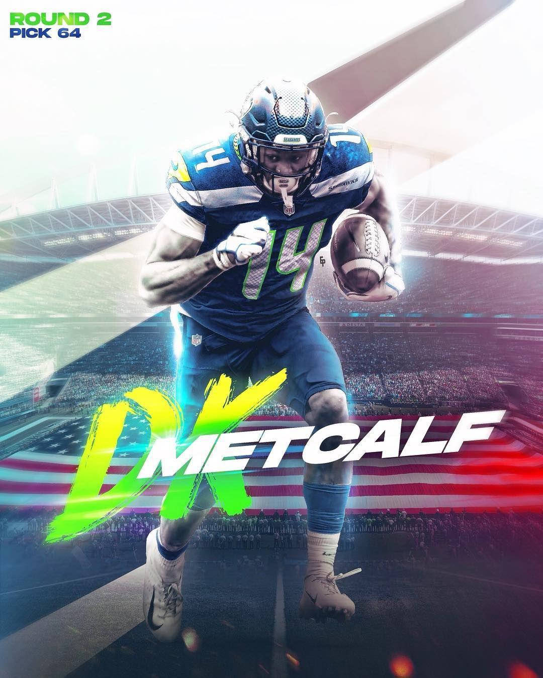 DK麥特卡夫海報 壁紙 — 一名充滿活力的NFL球員身穿藍色球衣，在明亮的球場燈光下，帶著橄欖球穿過擠滿球迷的球場。
