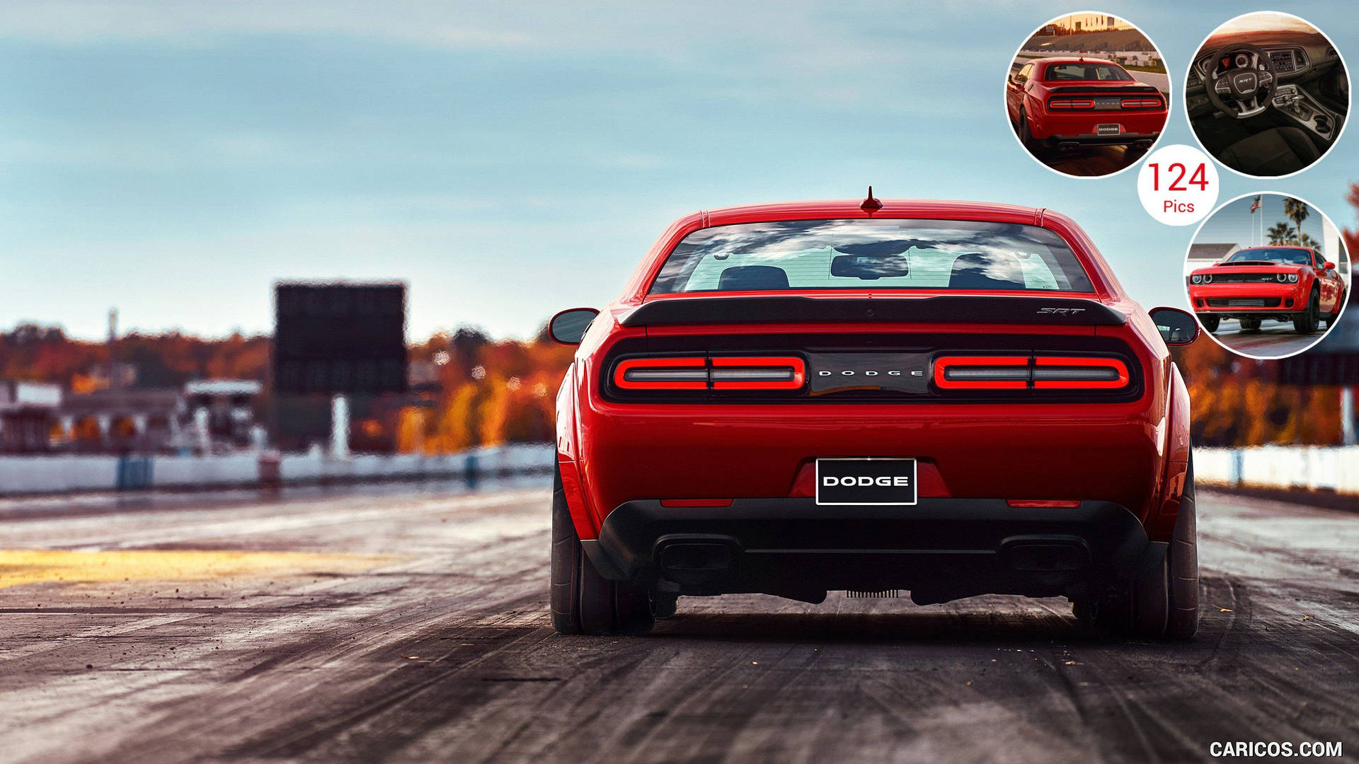 秋天日落時分，紅色 Dodge Challenger 肌肉車在賽道上。