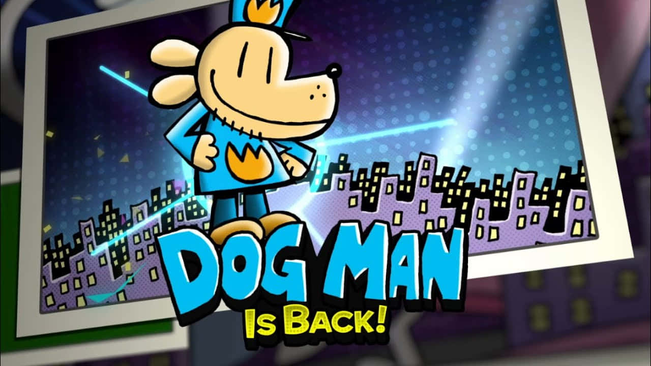 卡通狗超級英雄站在城市上空，夜間背景，附有「Dog Man Is Back!」字樣。