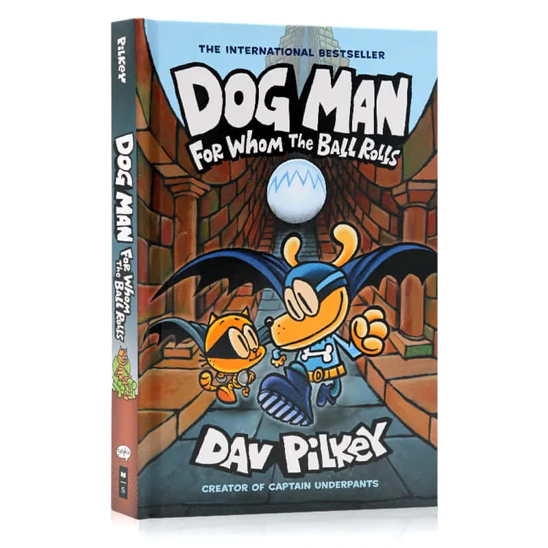 Dog Man 和一個貓英雄在兒童書的磚砌小巷中追逐一個球。