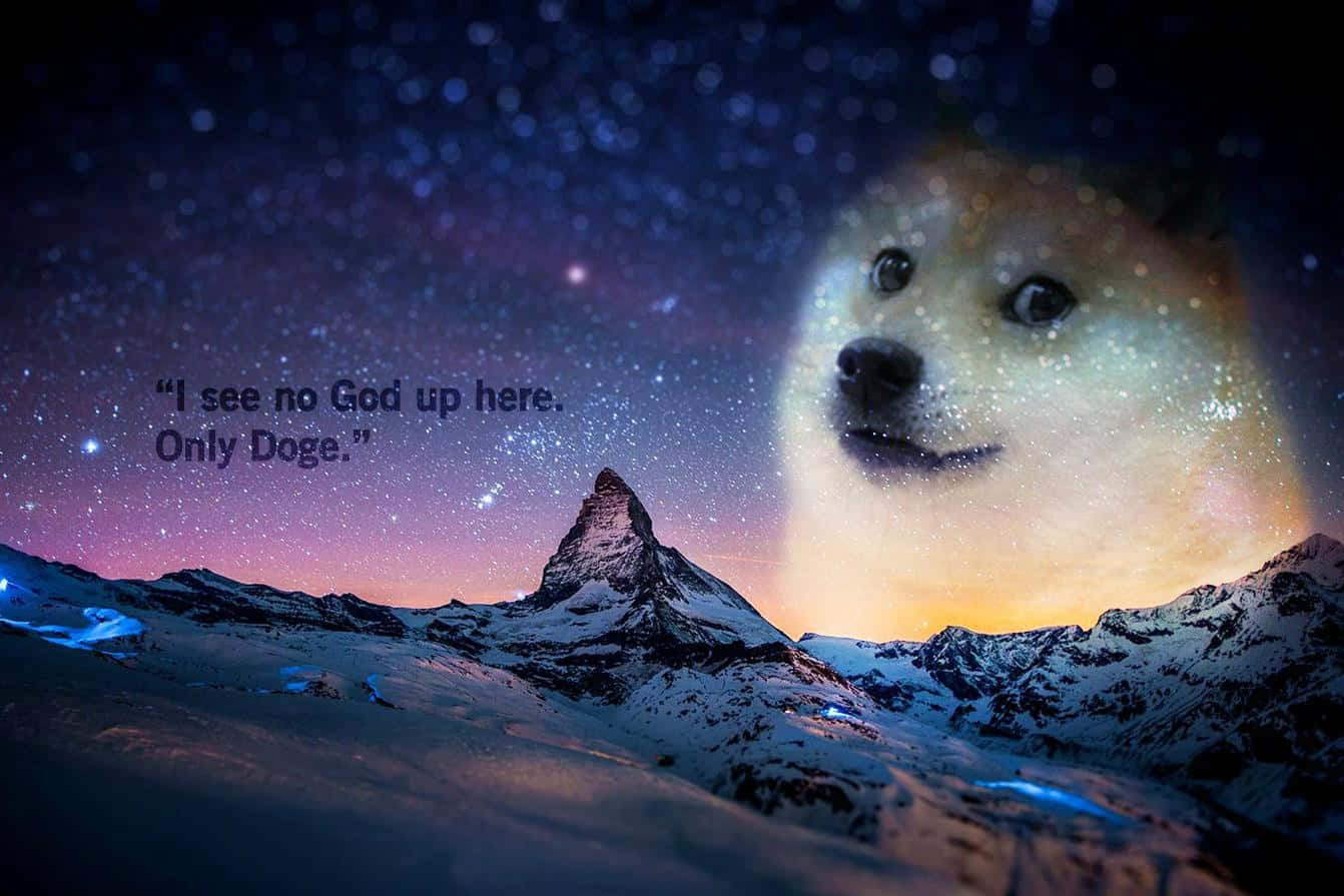 Doge 搞笑表情包最佳電腦桌面 壁紙 — 在繁星點點的暮色天空下，積雪的山峰，雲層中有一個巨大的發光狗臉和文字疊加。