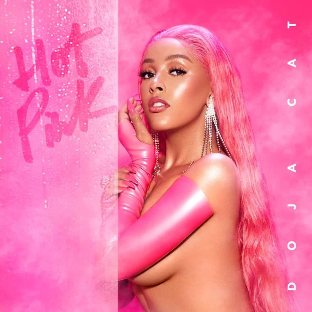 Doja Cat《Hot Pink》專輯封面頭像 壁紙 — Doja Cat 自信地擺姿勢，身穿鮮豔的螢光粉紅色乳膠服裝，背景是相配的閃亮粉紅色，並帶有她的名字和專輯標題。