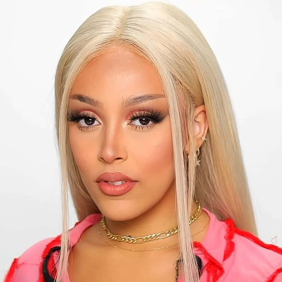 Doja Cat 以她標誌性風格在舞台上帶來耀眼演出。 壁紙