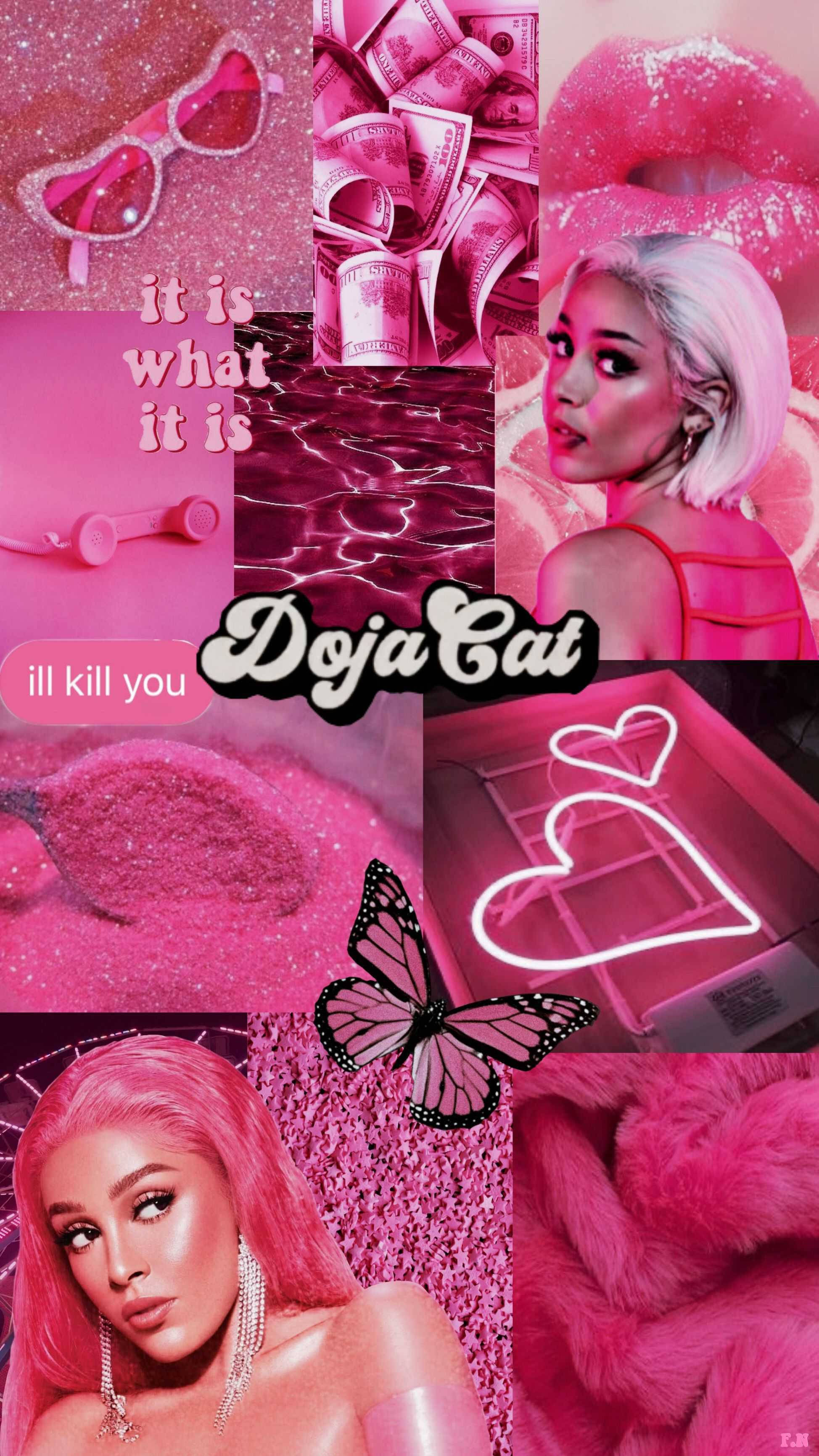 Doja Cat 愛上粉紅色 壁紙 — 一幅充滿活力的粉紅色拼貼畫，以Doja Cat、金錢、閃粉、蝴蝶和霓虹心為特色，展現大膽的流行文化美學。
