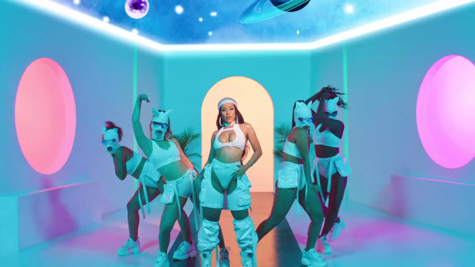 Doja Cat 與白貓 壁紙 — 四位舞者身穿未來感白色服裝，在發光的霓虹燈下，於超現實的宇宙主題房間中動態擺姿勢。