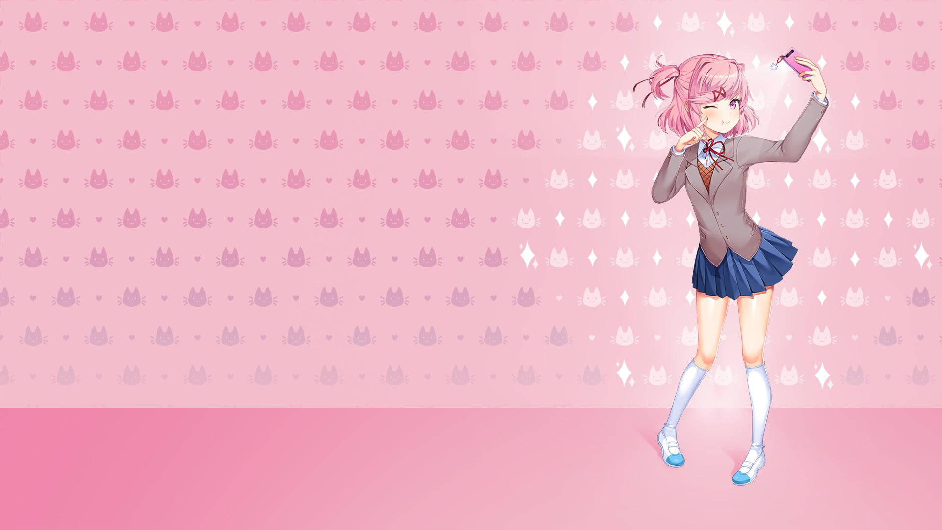 Doki Doki 文學俱樂部 Natsuki 自拍 壁紙 — 一個開心的動漫女孩，粉紅色頭髮，穿著校服，在粉紅色牆壁前自拍，牆上有貓、心形和鑽石圖案。