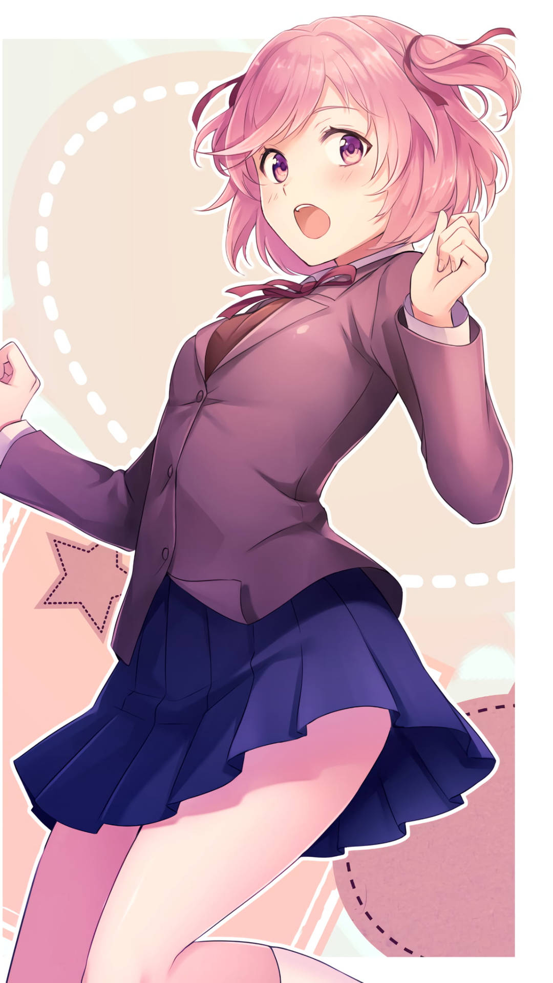 Doki Doki 文學俱樂部的 Natsuki 手機畫面 壁紙 — 一位開朗的粉紅色頭髮動漫女孩穿著校服，在帶有心形和星星圖案的柔和背景前擺出俏皮的姿勢。