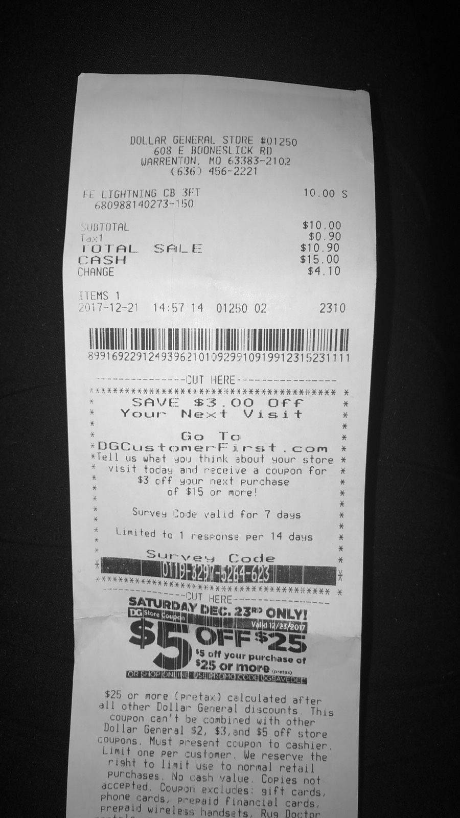 Dollar General商店收據特寫 壁紙 — Dollar General 收據的特寫，帶有條碼和折扣優惠券，背景為深色。