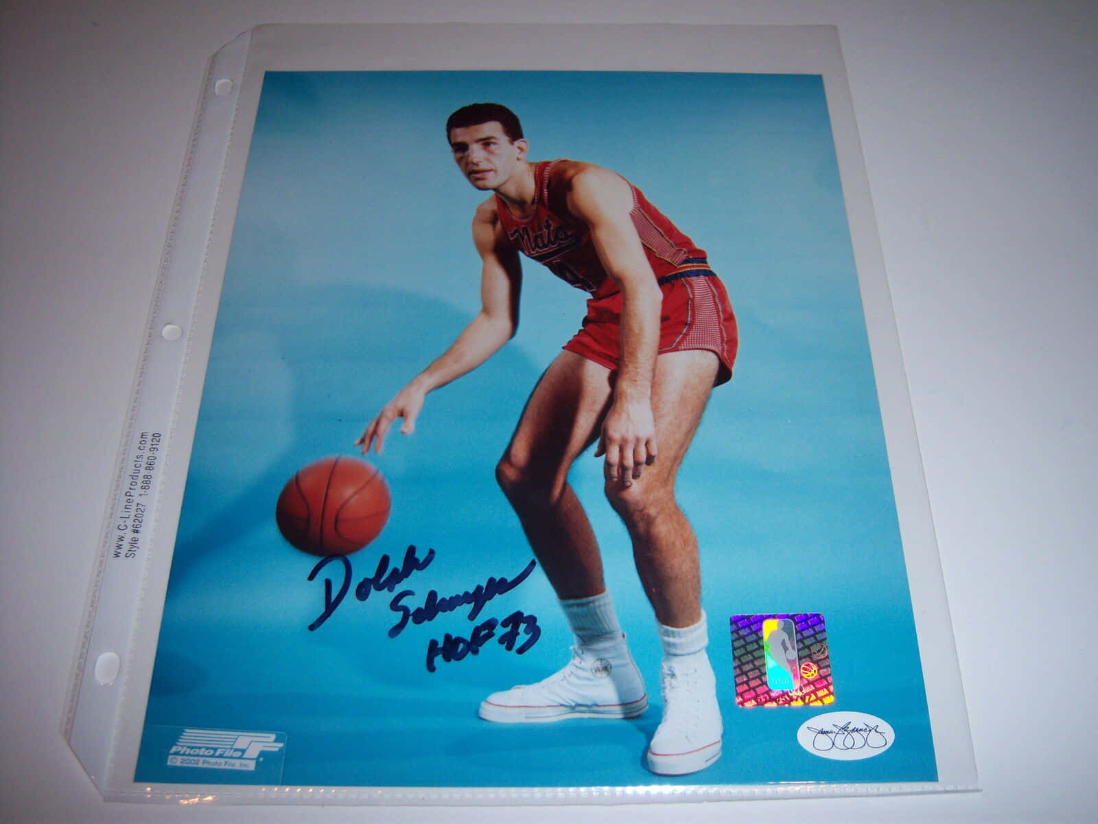 籃球傳奇Dolph Schayes身穿紅色球衣運球的簽名照片。