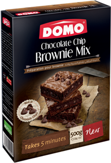 Domo 巧克力碎片布朗尼混合包裝 壁紙 — 一盒Domo朱古力粒布朗尼混合粉，展示堆疊的軟心朱古力粒布朗尼，放在質樸的木質表面上。