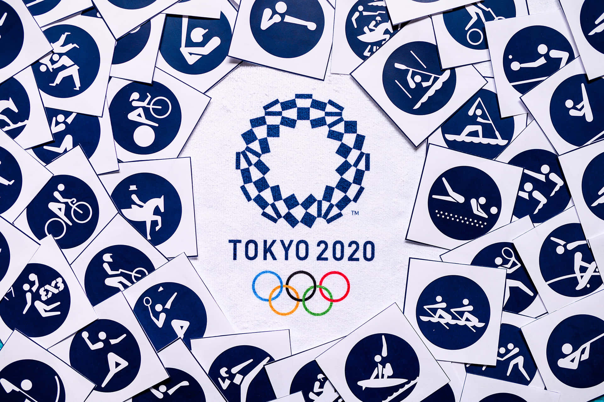 東京2020奧運標誌及周圍的運動象形圖。