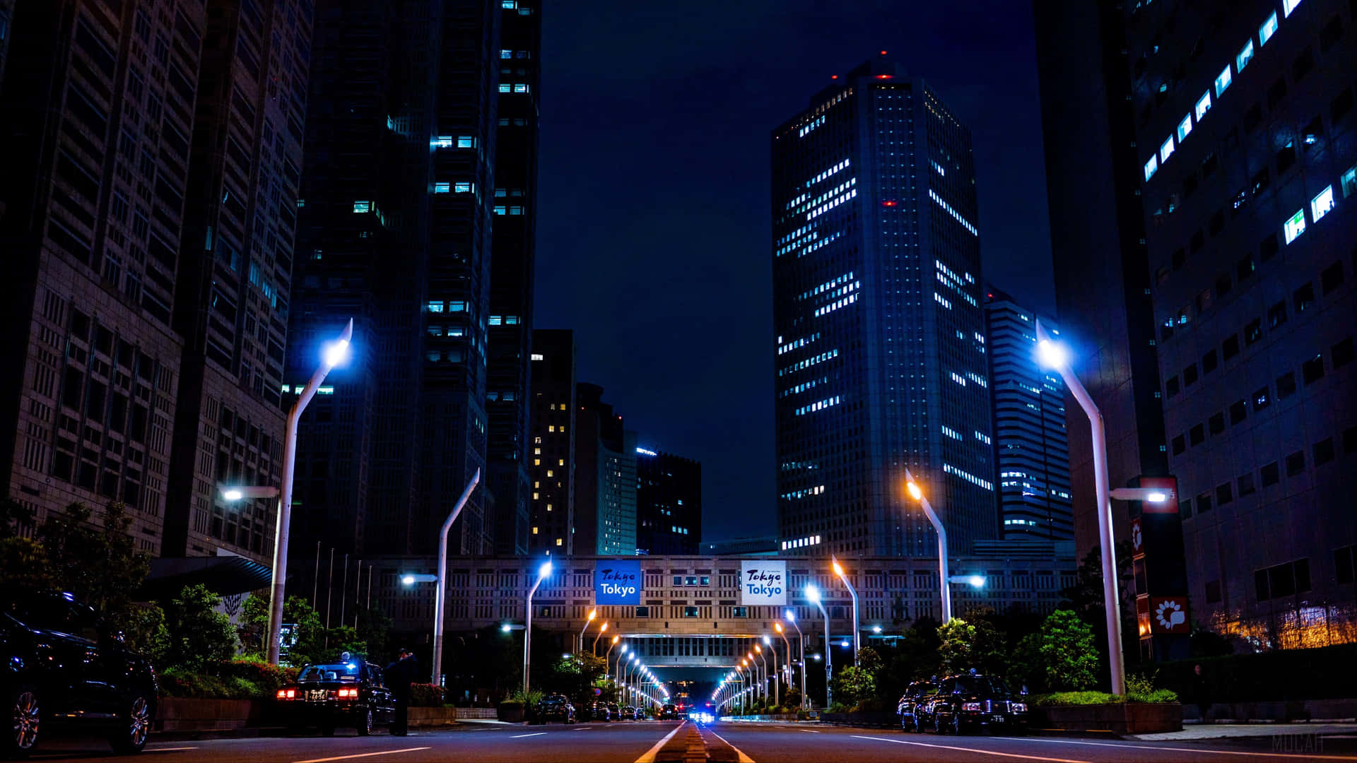 夜晚東京寧靜的街道，點亮的摩天大樓和路燈。