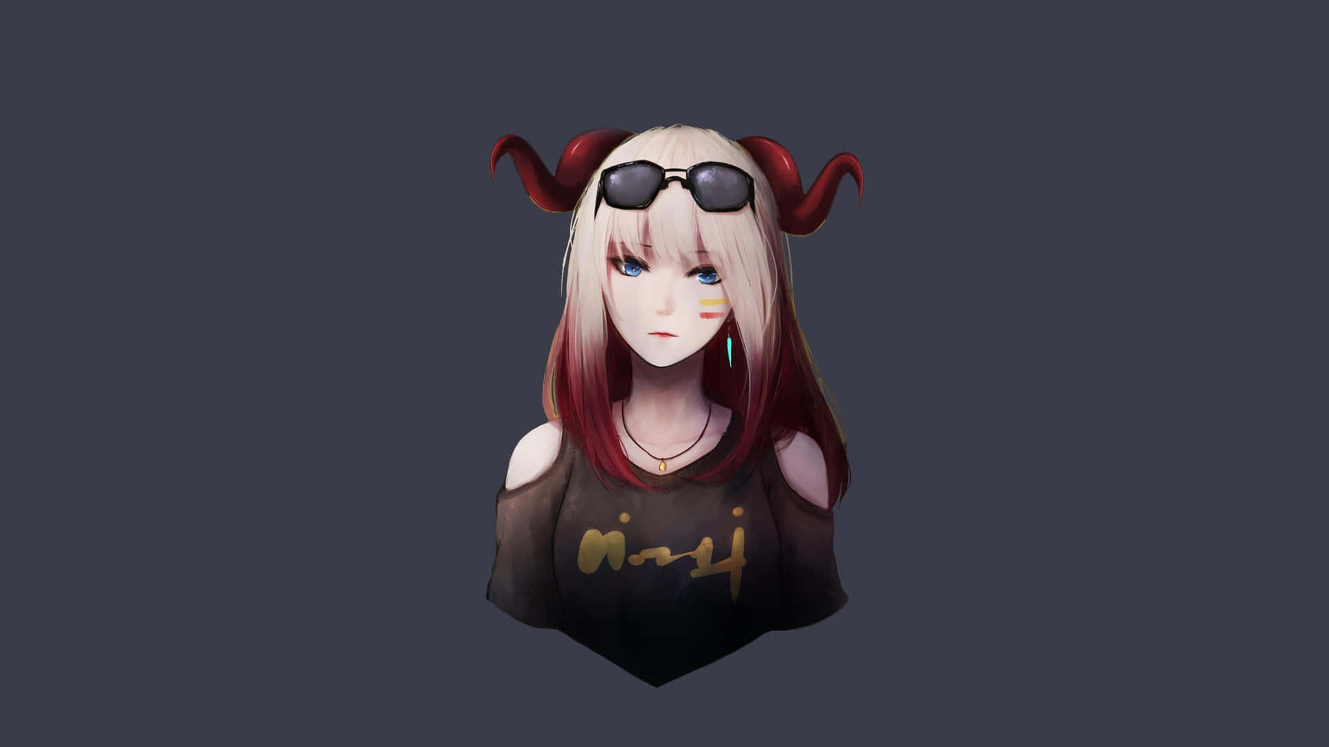  壁紙 — 動漫女孩，紅色角，戴太陽眼鏡，身穿黑色上衣，背景為深灰色。