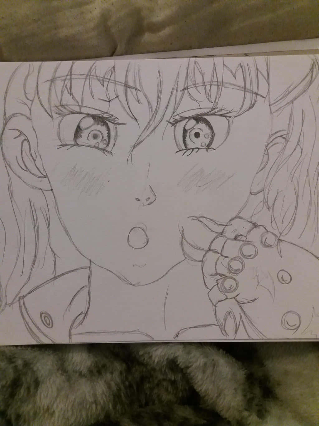 Seven Deadly Sins Diane 桌布 壁紙 — 一個動漫女孩的鉛筆素描，眼睛睜大，表情驚訝，一隻爪子般的手捂著嘴。