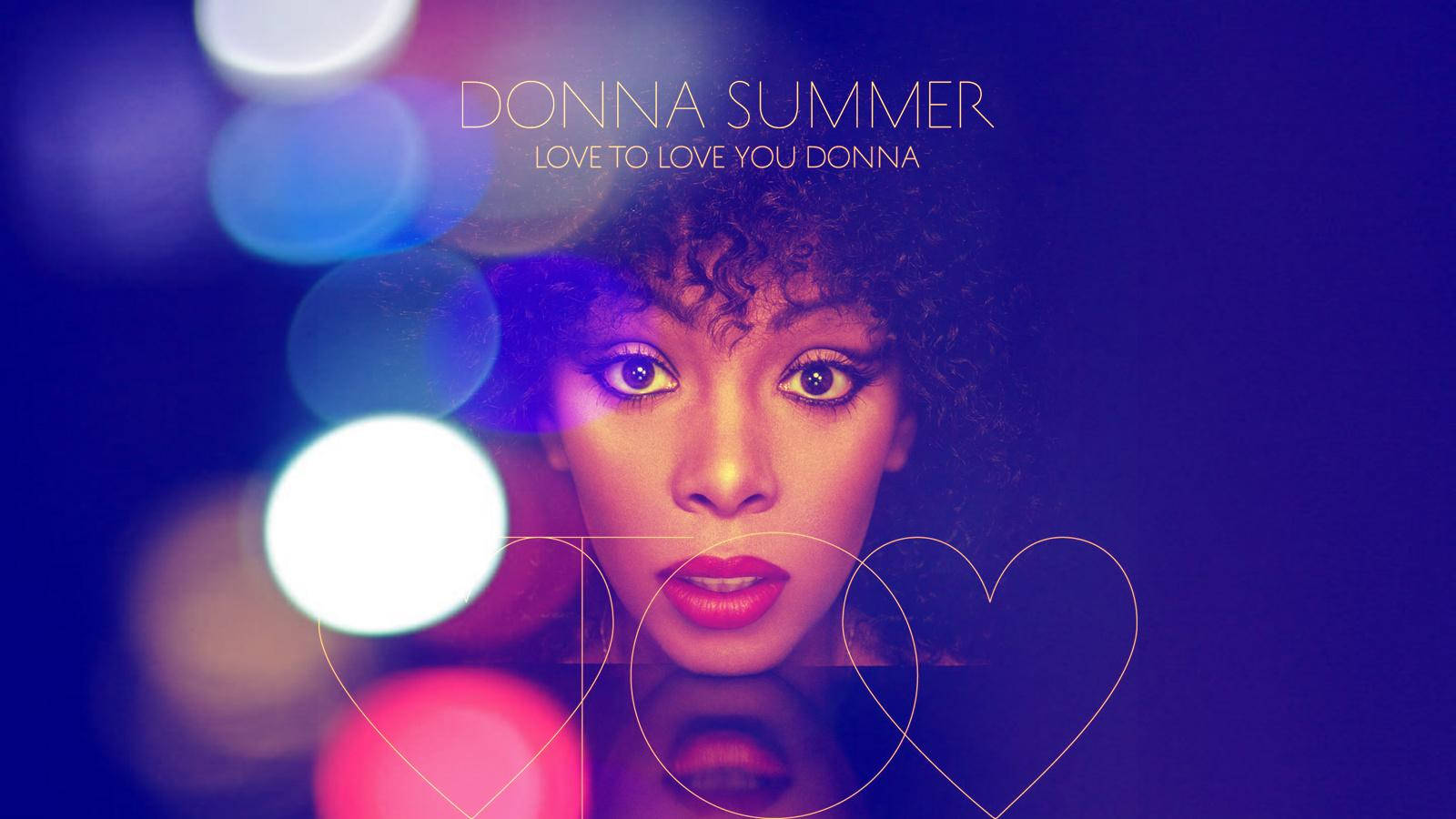 Donna Summer《Love To Love You Baby》專輯封面 壁紙 — Donna Summer 的鮮豔肖像，帶有發光的散景燈光和心形輪廓，背景為深藍色。